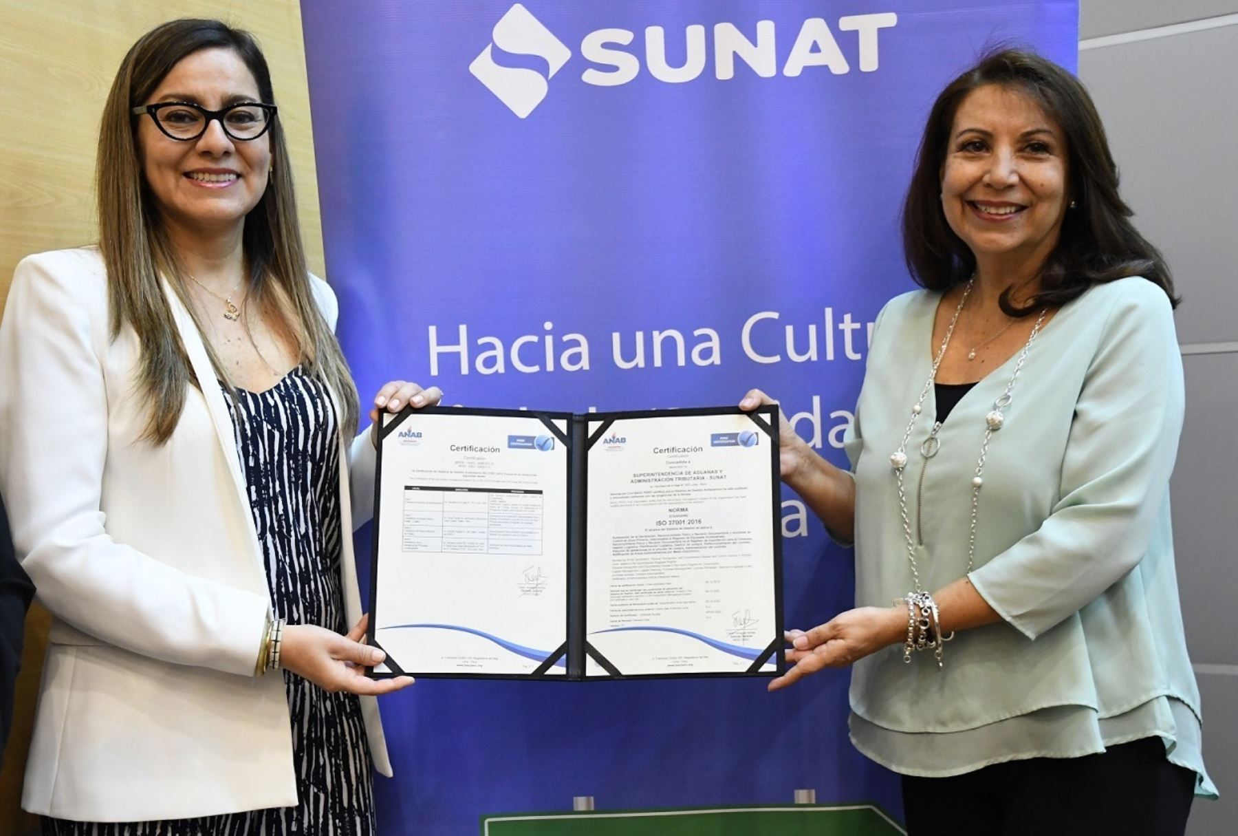 La jefa de la Sunat, Claudia Suárez, recibe el reconocimiento.