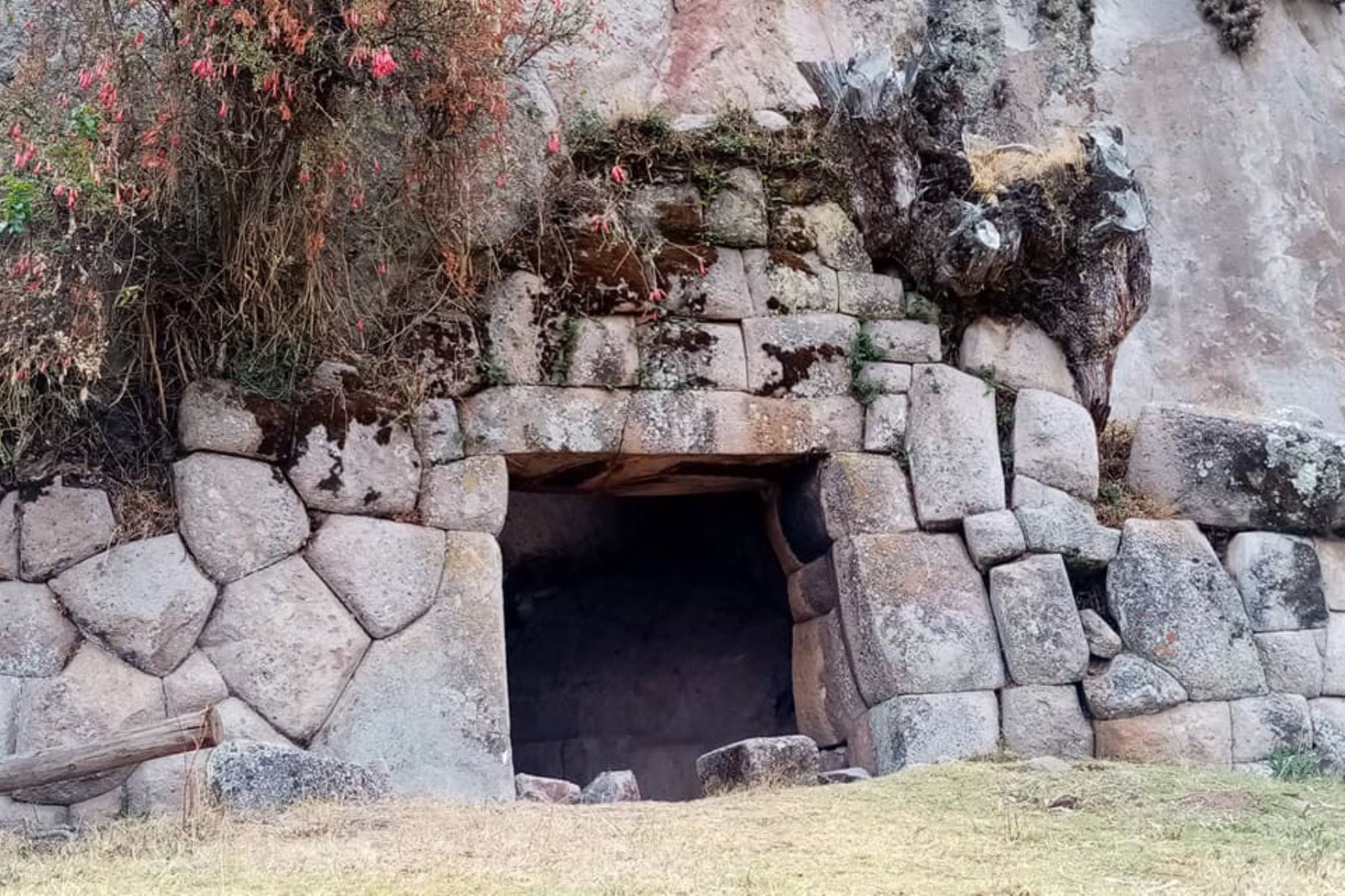 La impresionante piedra de 20 ángulos su ubica en el lado izquierdo de la base de la portada de un muro Inca del centro arqueológico Qollmay, ubicado en Cusco. ANDINA/Difusión