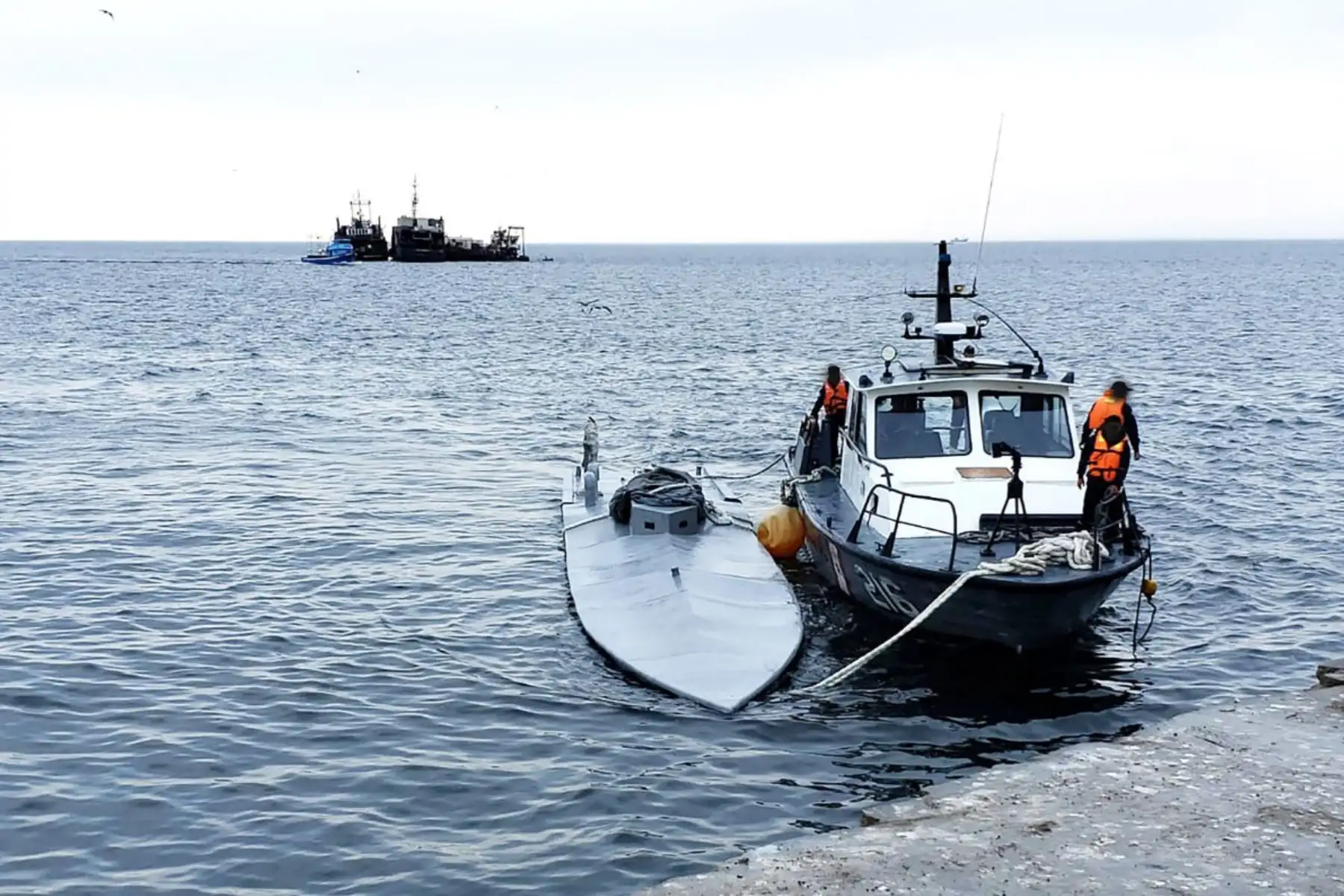 La Patrullera Marítima BAP Río Piura (PM-206) arribó a Paita, remolcando la nave
semisumergible, que transportaba 2000 kilogramos de probables sustancias ilícitas. Foto: Marina de Guerra del Perú
