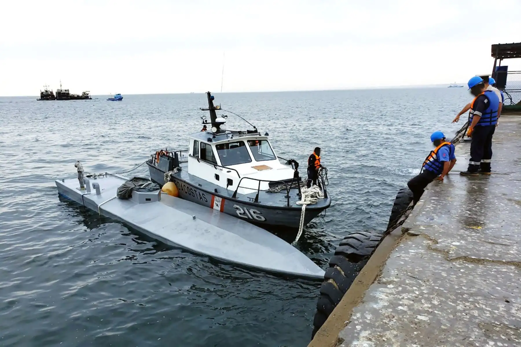 La Patrullera Marítima BAP Río Piura (PM-206) arribó a Paita, remolcando la nave
semisumergible, que transportaba 2000 kilogramos de probables sustancias ilícitas. Foto: Marina de Guerra del Perú