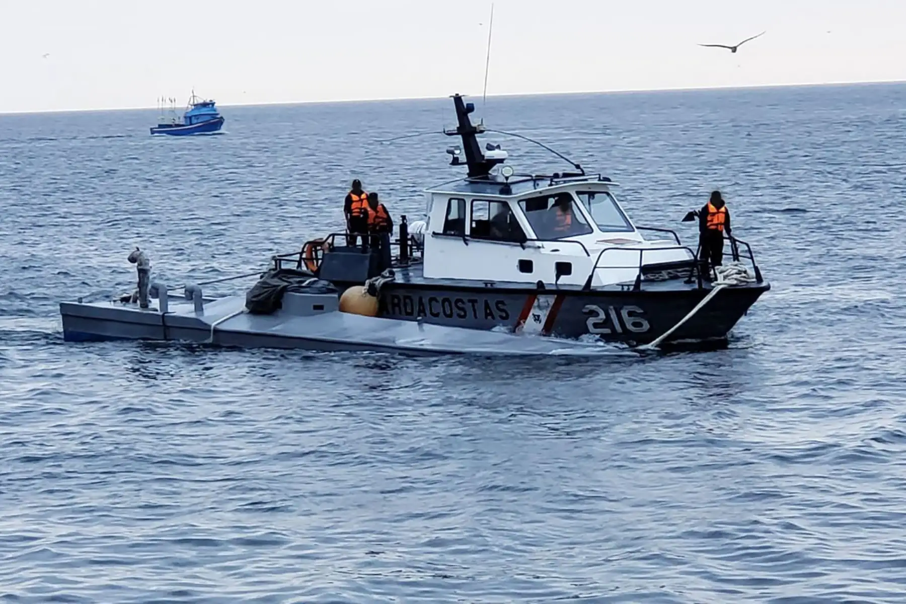 La Patrullera Marítima BAP Río Piura (PM-206) arribó a Paita, remolcando la nave
semisumergible, que transportaba 2000 kilogramos de probables sustancias ilícitas. Foto: Marina de Guerra del Perú