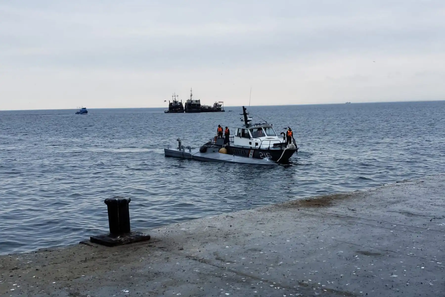 La Patrullera Marítima BAP Río Piura (PM-206) arribó a Paita, remolcando la nave
semisumergible, que transportaba 2000 kilogramos de probables sustancias ilícitas. Foto: Marina de Guerra del Perú