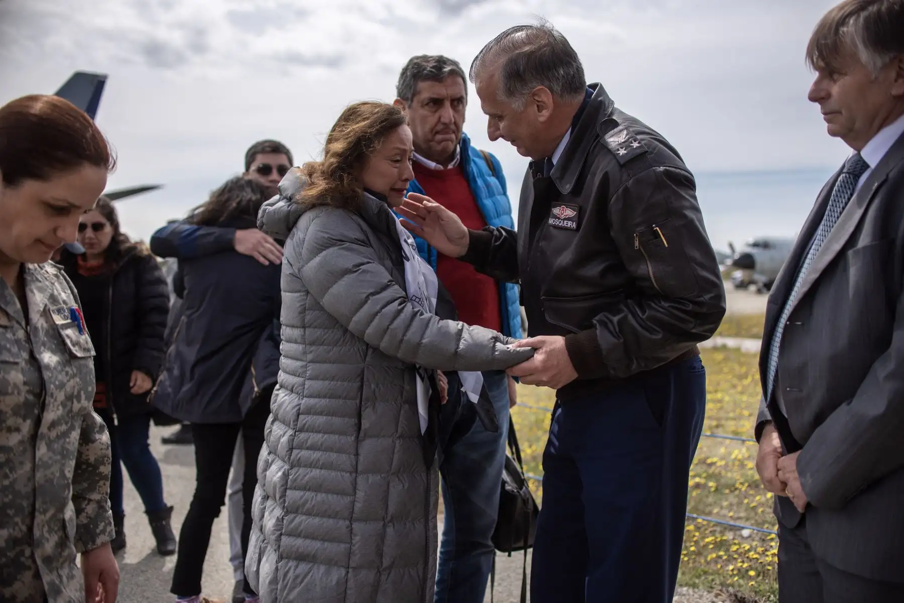 Familiares de personas a bordo del avión de carga Hércules C-130 de la Fuerza Aérea de Chile que desapareció en el mar entre el extremo sur de América del Sur y la Antártida, llegan a la base del ejército Chabunco en Punta Arenas, Chile.
Foto: AFP