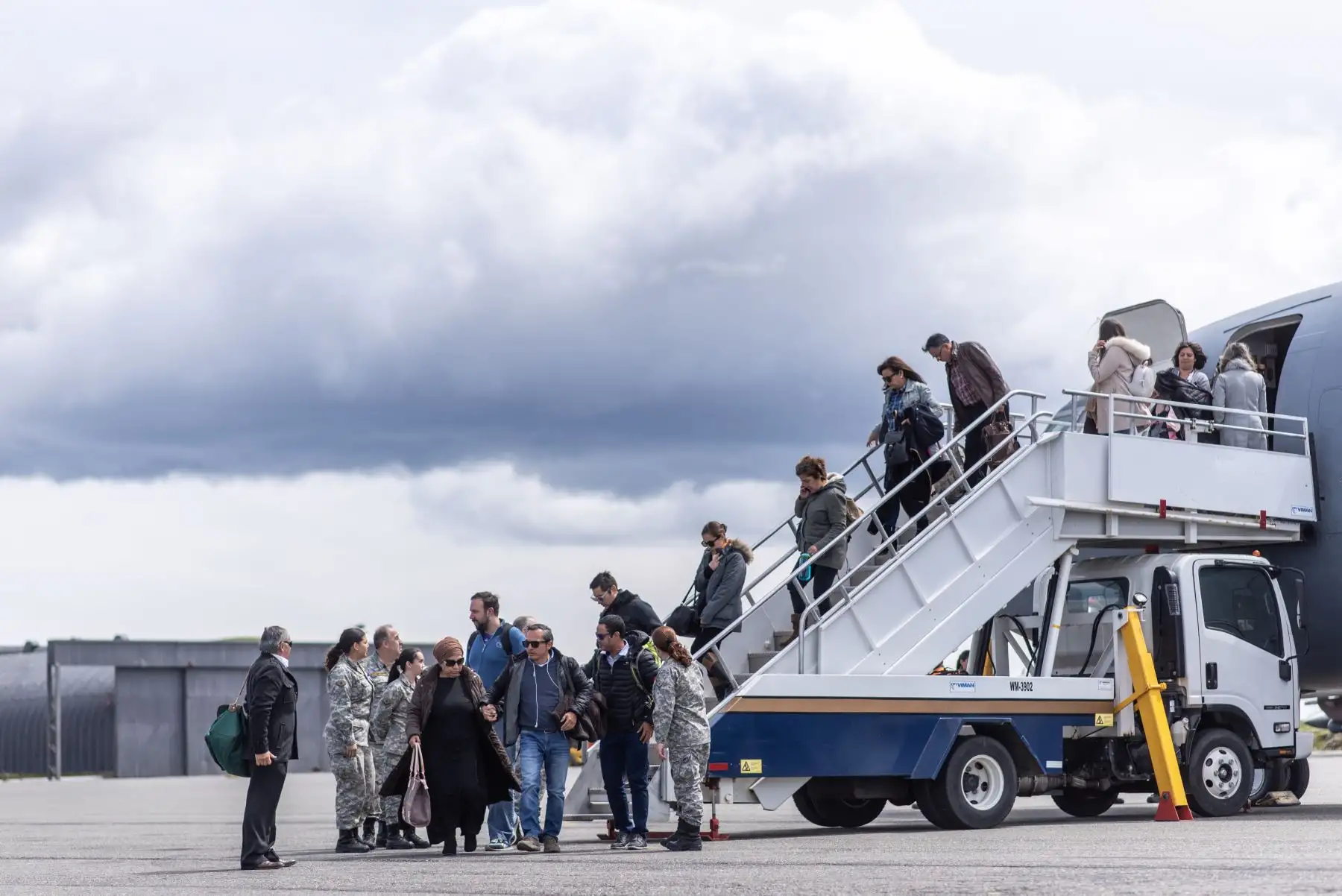 Familiares de personas a bordo del avión de carga Hércules C-130 de la Fuerza Aérea de Chile que desapareció en el mar entre el extremo sur de América del Sur y la Antártida, llegan a la base del ejército Chabunco en Punta Arenas, Chile.
Foto: AFP