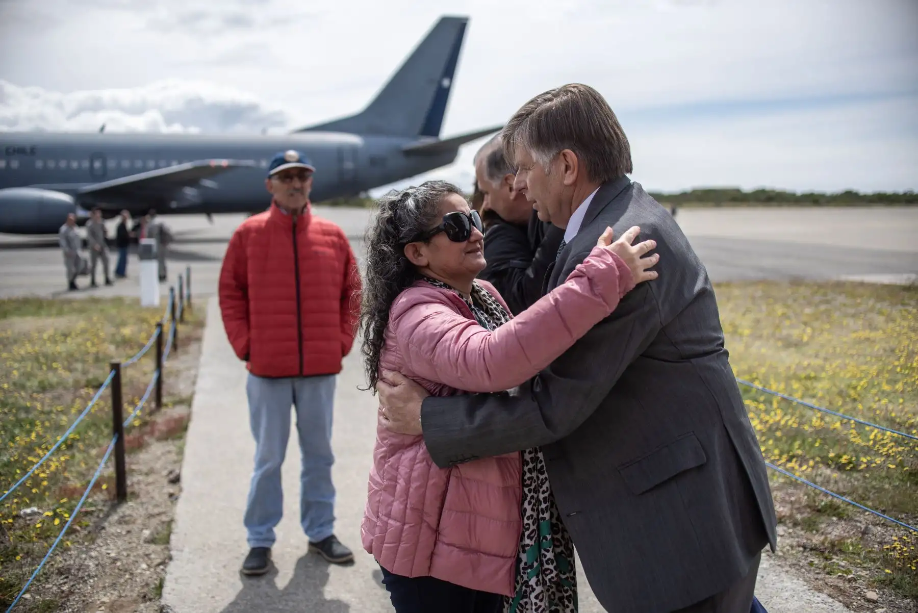 Familiares de personas a bordo del avión de carga Hércules C-130 de la Fuerza Aérea de Chile que desapareció en el mar entre el extremo sur de América del Sur y la Antártida, llegan a la base del ejército Chabunco en Punta Arenas, Chile.
Foto: AFP