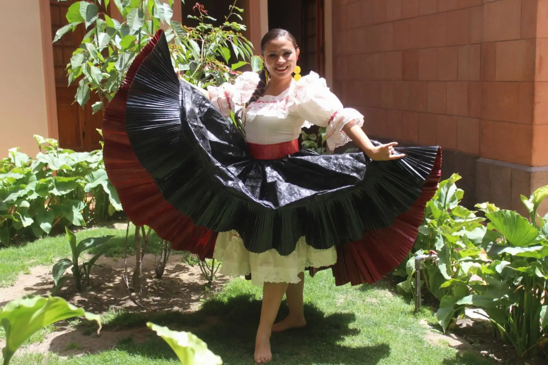 Un video sobre el traje de marinera confeccionado en su integridad con material reciclado en Arequipa será presentado en la COP25.