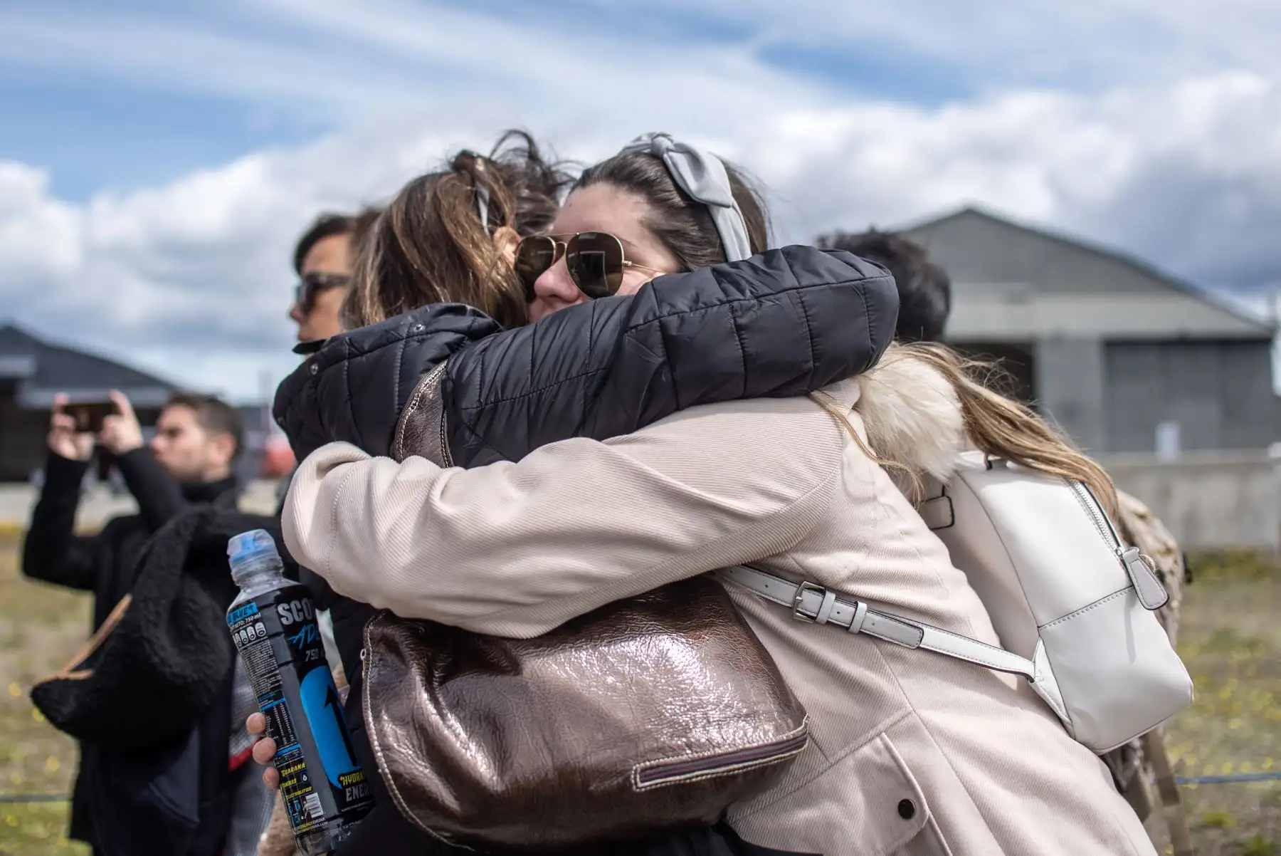 Familiares a bordo del avión de carga Hércules C-130 de la Fuerza Aérea de Chile que desapareció en el mar entre el extremo sur de América del Sur y la Antártida, se abrazan en la base del ejército Chabunco en Punta Arenas, Chile.
Foto: AFP