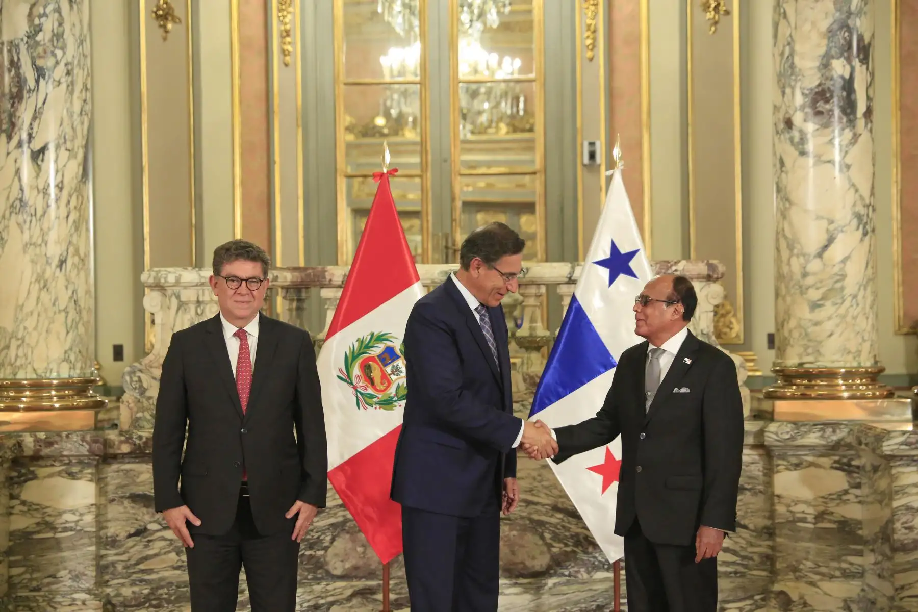 Presidente  Martin Vizcarra recibe carta credencial de nuevo embajador de Panamá,Jaime Serrano.
Foto: ANDINA/Prensa Presidencia