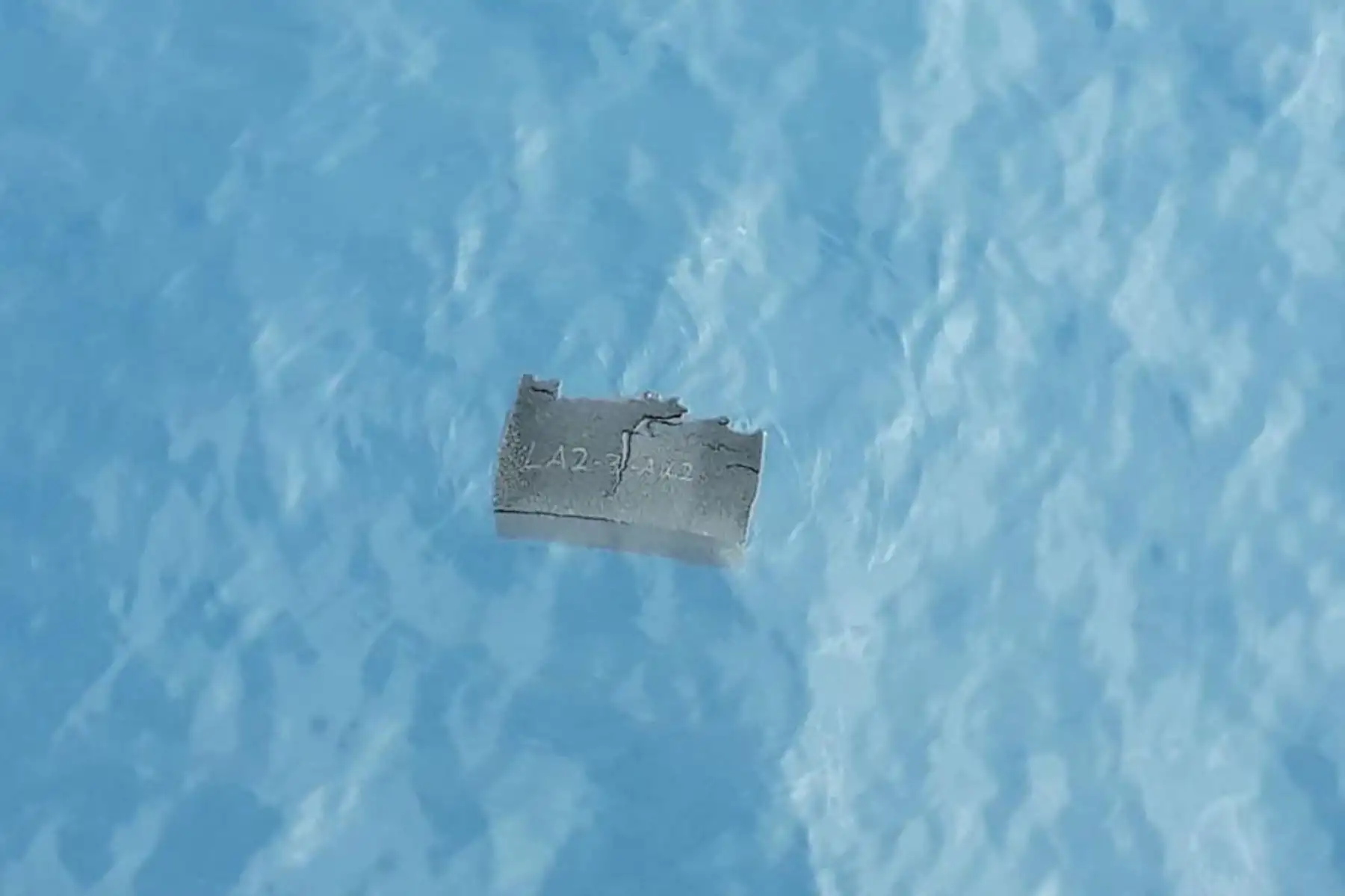 Fuerza Aérea de Chile  muestra parte de un tanque de combustible, supuestamente del avión de carga Hércules C-130 de la Fuerza Aérea de Chile que desapareció en el mar con 38 personas a bordo, encontrado en el Pasaje Drake, cerca de Chile.
Foto: AFP