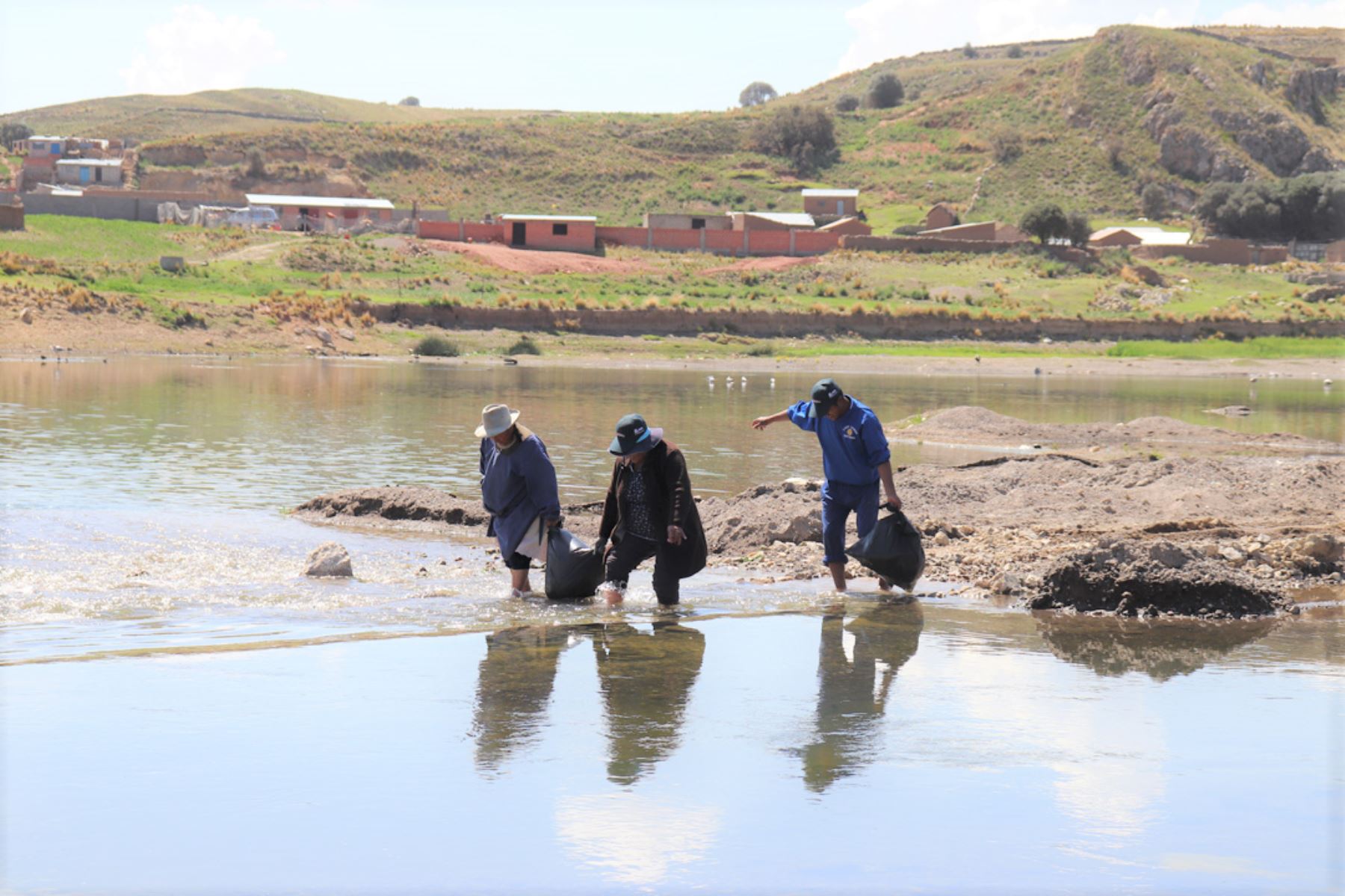 Más de 400 voluntarios recogen cerca de 10 toneladas de basura del río Ilave, en Puno.