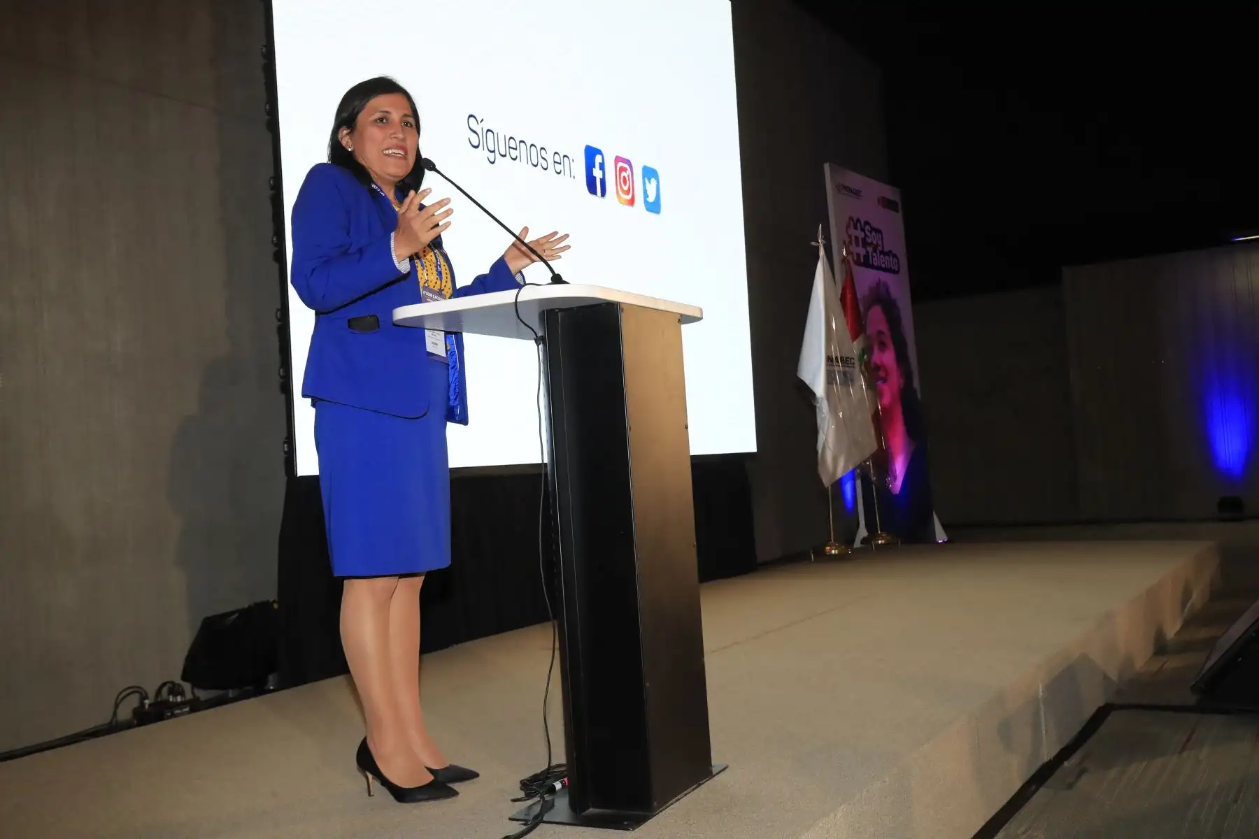 La Ministra de Educación Flor Pablo clausuró la ceremonia donde se reconoció a 280 jóvenes talentos que acaban de concluir sus estudios de Educación

Foto: Andina/Juan Carlos Guzmán Negrini