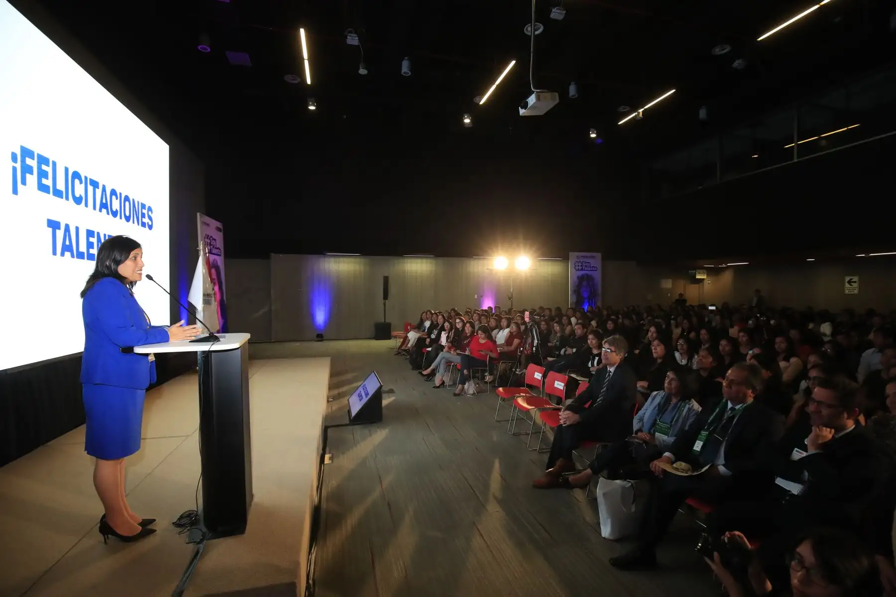 La Ministra de Educación Flor Pablo clausuró la ceremonia donde se reconoció a 280 jóvenes talentos que acaban de concluir sus estudios de Educación

Foto: Andina/Juan Carlos Guzmán Negrini