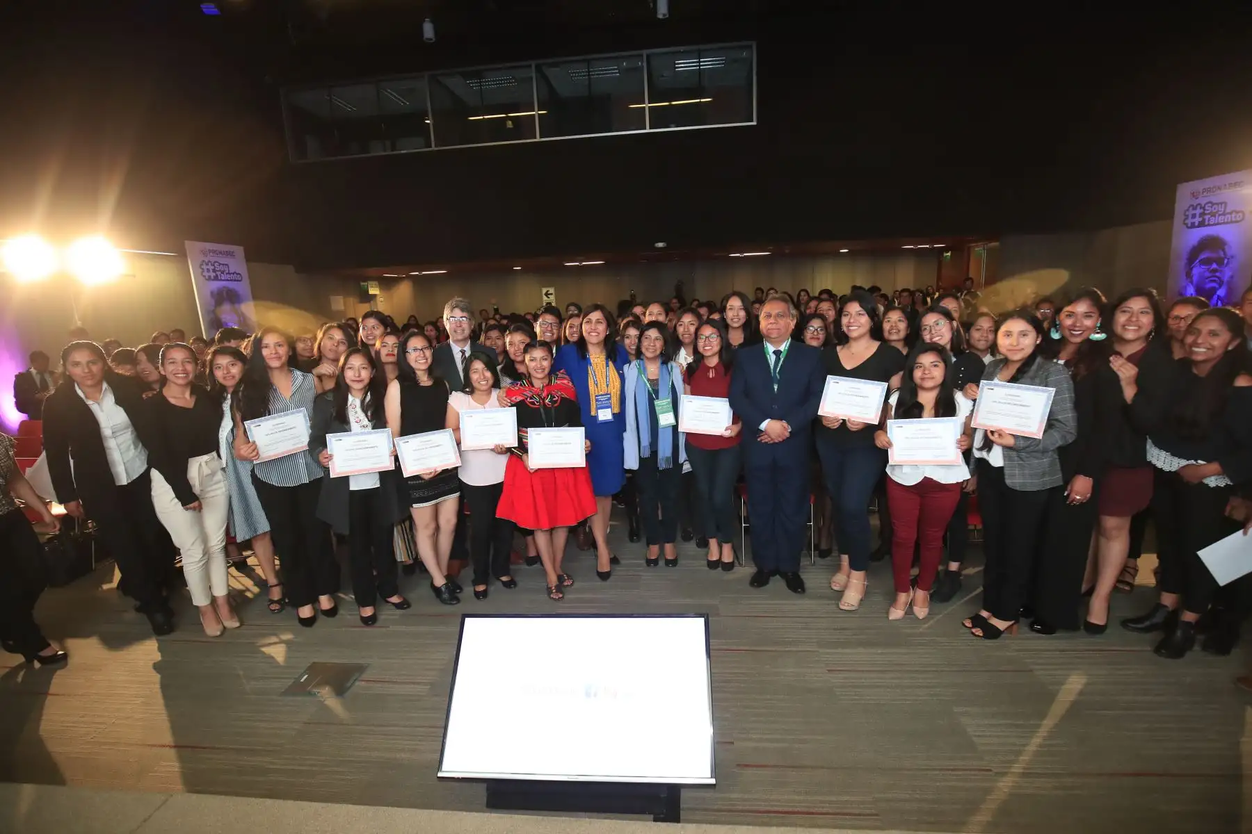 La Ministra de Educación Flor Pablo clausuró la ceremonia donde se reconoció a 280 jóvenes talentos que acaban de concluir sus estudios de Educación

Foto: Andina/Juan Carlos Guzmán Negrini