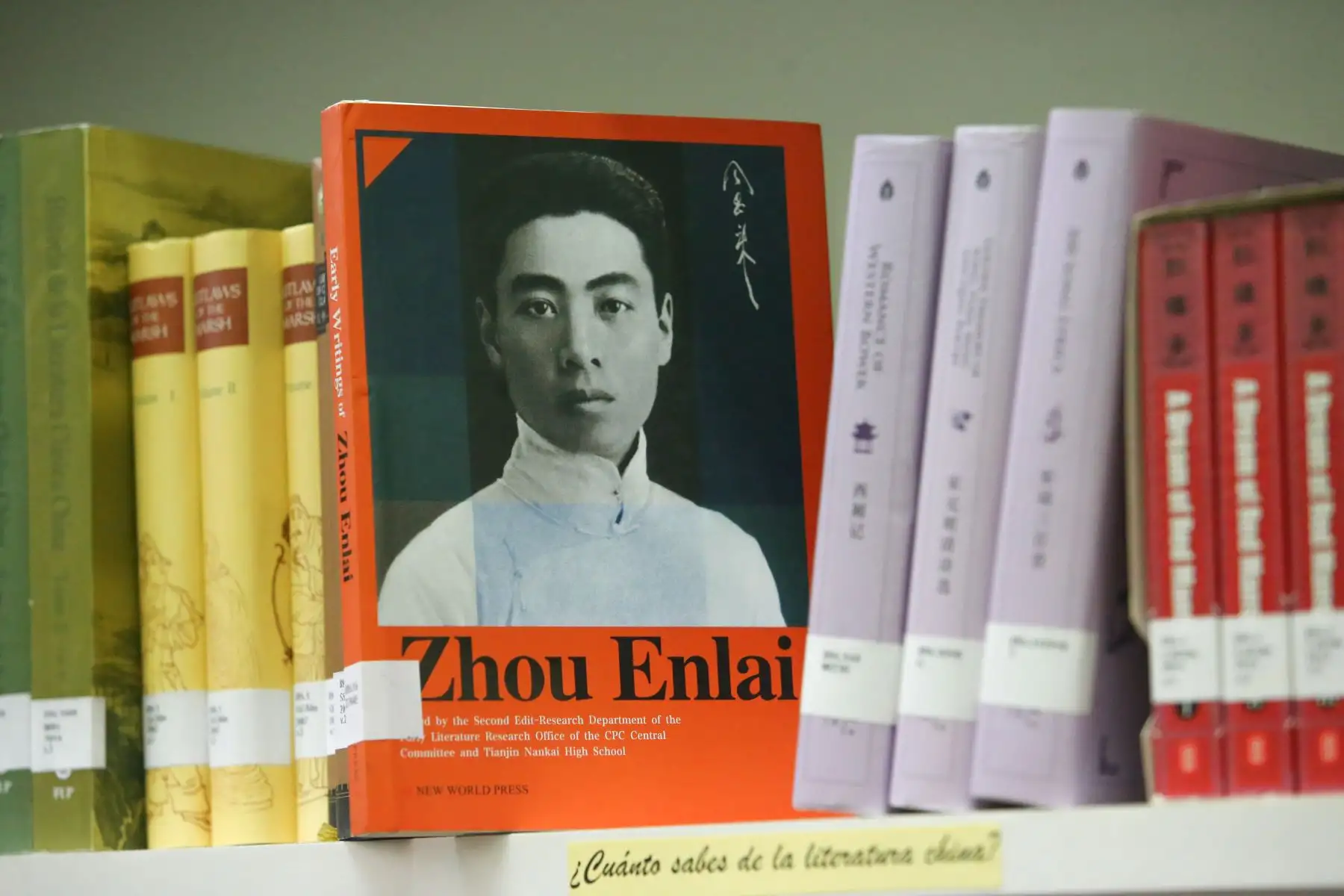 Consejero Cultural de la Embajada de China, He Yong explica las actividades que se realizarán en la gran Biblioteca Pública de Lima sobre la sala del Libro Chino.
Este permitirá a un amplio público poder gozar con las obras producidas en el gigante asiático.
Foto:ANDINA/Héctor Vinces.