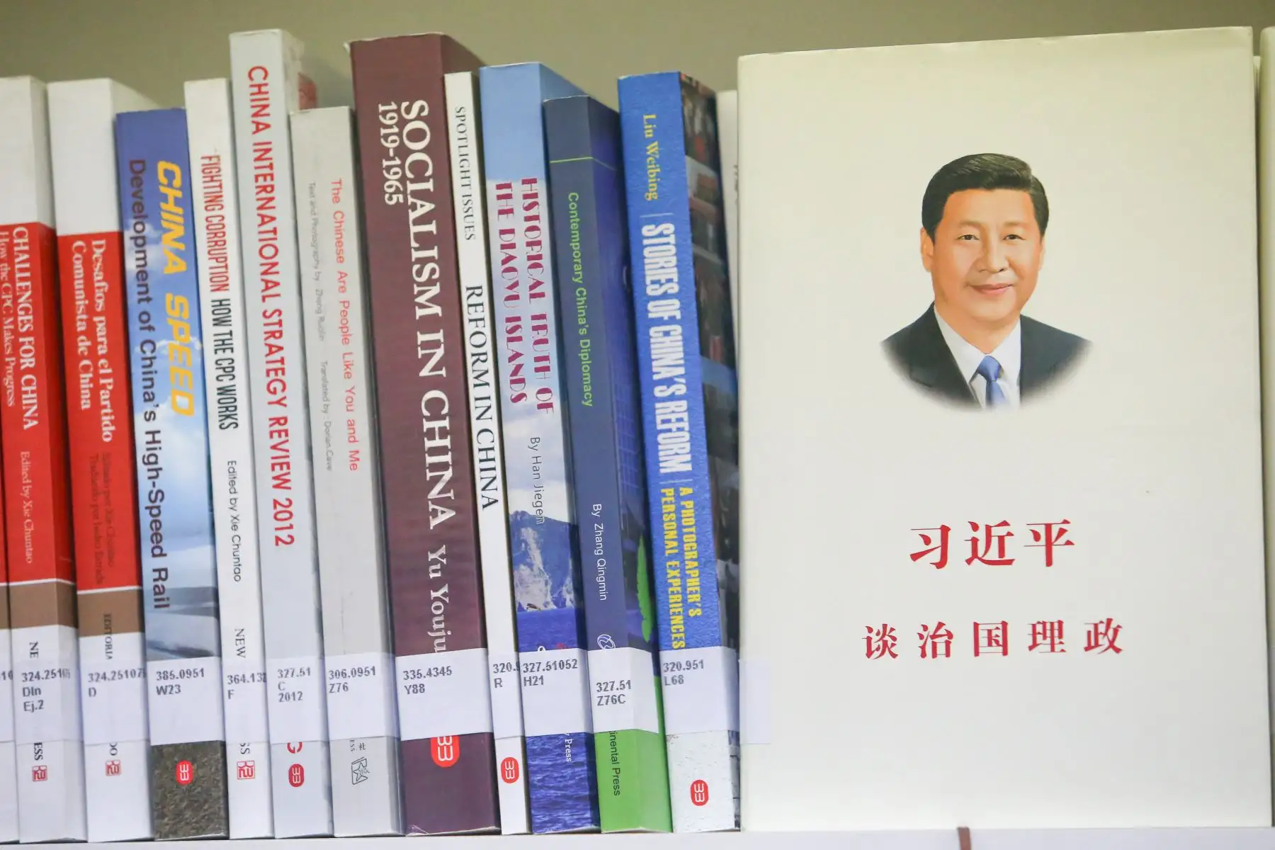 Consejero Cultural de la Embajada de China, He Yong explica las actividades que se realizarán en la gran Biblioteca Pública de Lima sobre la sala del Libro Chino.
Este permitirá a un amplio público poder gozar con las obras producidas en el gigante asiático.
Foto:ANDINA/Héctor Vinces.
