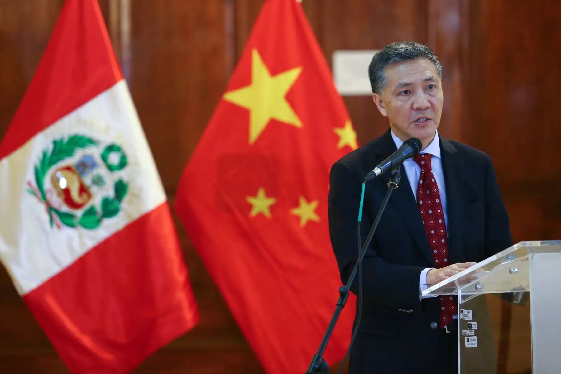 Consejero Cultural de la Embajada de China, He Yong explica las actividades que se realizarán en la gran Biblioteca Pública de Lima sobre la sala del Libro Chino.
Este permitirá a un amplio público poder gozar con las obras producidas en el gigante asiático.
Foto:ANDINA/Héctor Vinces.