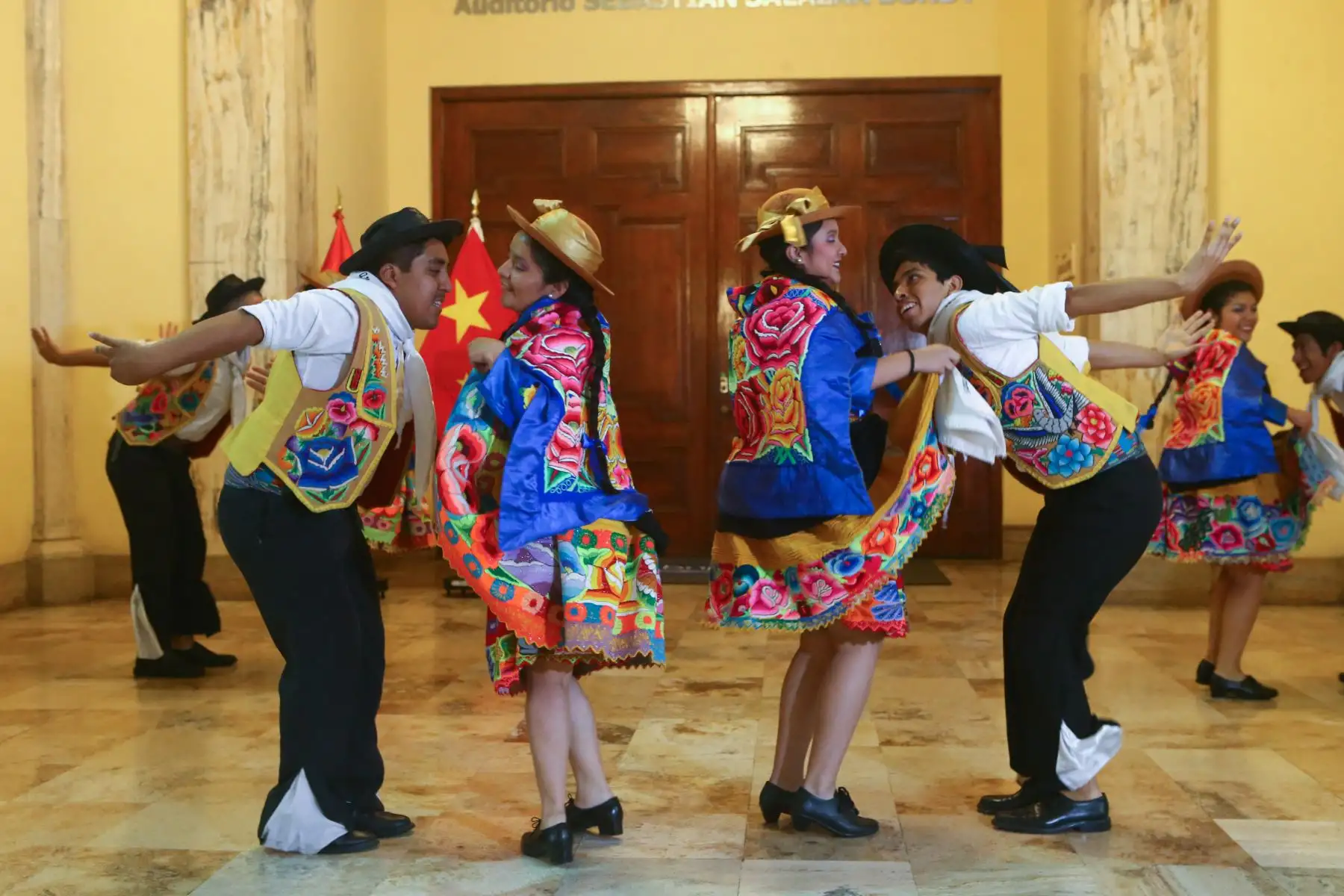 Consejero Cultural de la Embajada de China, He Yong explica las actividades que se realizarán en la gran Biblioteca Pública de Lima sobre la sala del Libro Chino.
Este permitirá a un amplio público poder gozar con las obras producidas en el gigante asiático.
Foto:ANDINA/Héctor Vinces.