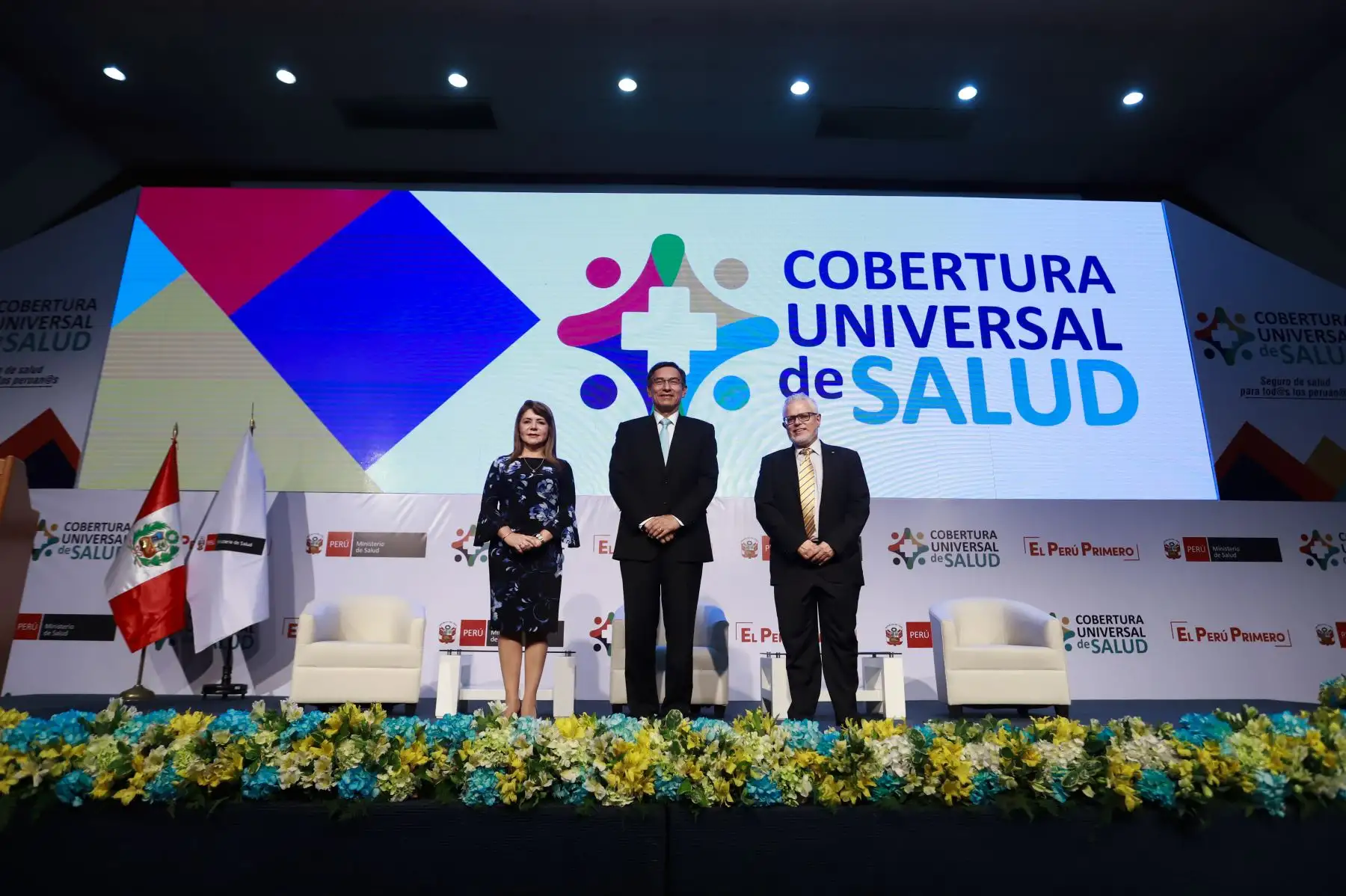 Presidente de la República, Martín Vizcarra Cornejo, junto a la ministra de Salud, Elizabeth Hinostroza Pereyra, presentan  la Cobertura Universal de Salud (CUS) para toda la población peruana.
Foto: ANDINA/ Prensa Presidencia