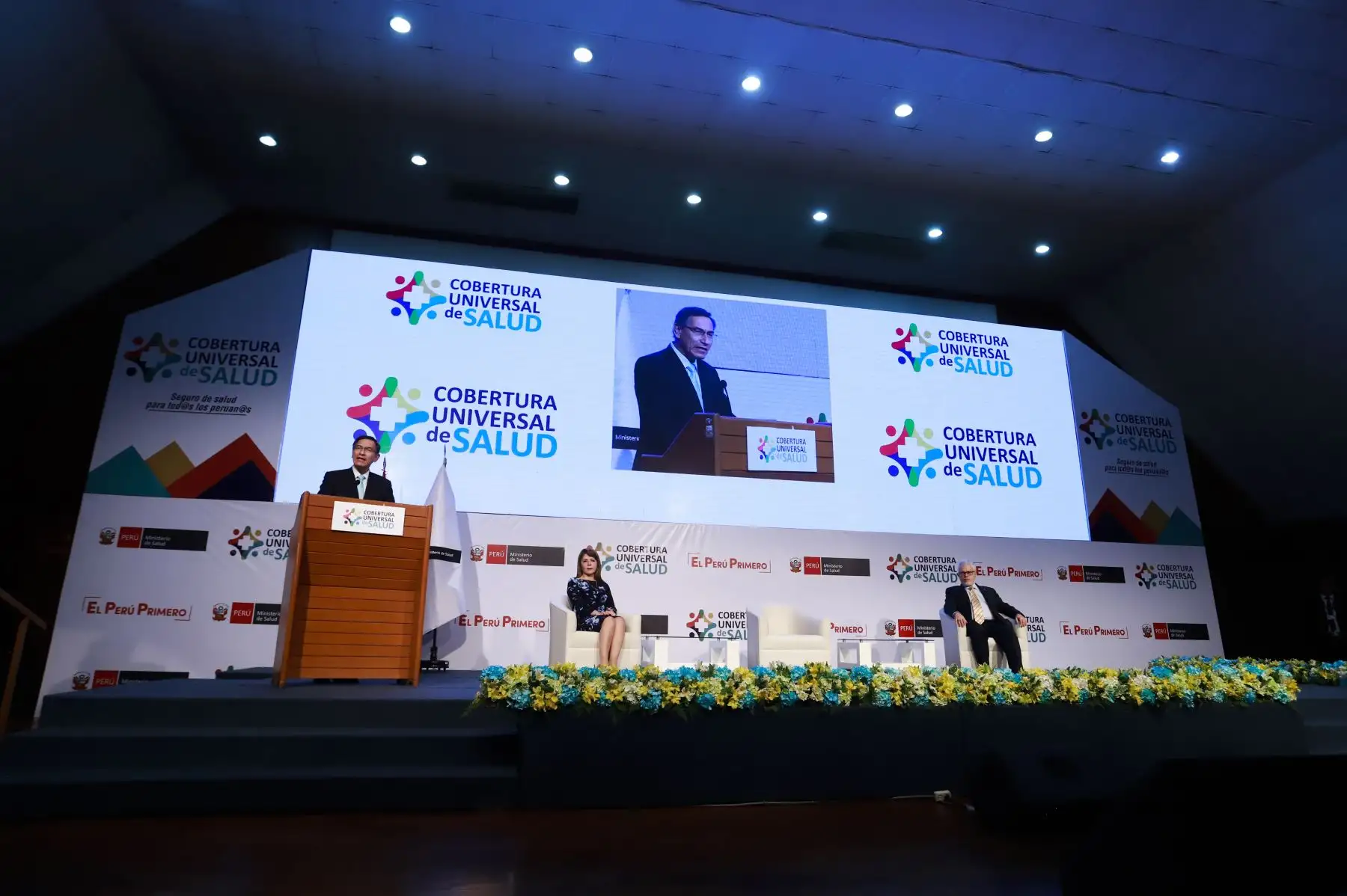 Presidente de la República, Martín Vizcarra Cornejo, junto a la ministra de Salud, Elizabeth Hinostroza Pereyra, presentan  la Cobertura Universal de Salud (CUS) para toda la población peruana.
Foto: ANDINA/ Prensa Presidencia