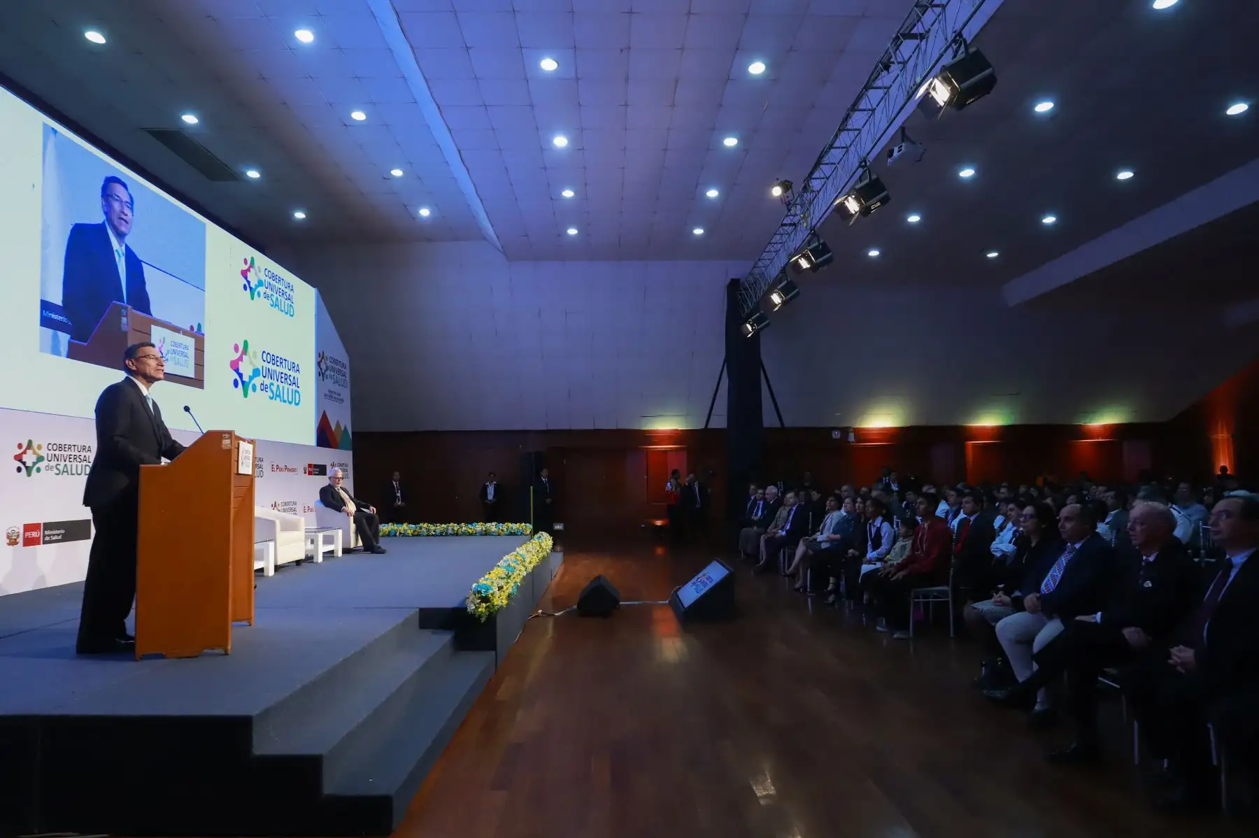 Presidente de la República, Martín Vizcarra Cornejo, junto a la ministra de Salud, Elizabeth Hinostroza Pereyra, presentan  la Cobertura Universal de Salud (CUS) para toda la población peruana.
Foto: ANDINA/ Prensa Presidencia