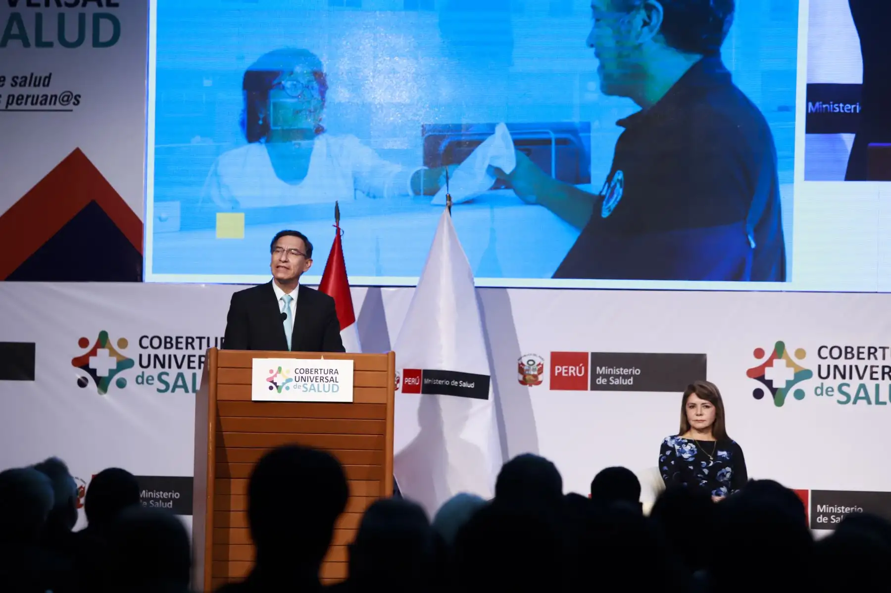 Presidente de la República, Martín Vizcarra Cornejo, junto a la ministra de Salud, Elizabeth Hinostroza Pereyra, presentan  la Cobertura Universal de Salud (CUS) para toda la población peruana.
Foto: ANDINA/ Prensa Presidencia