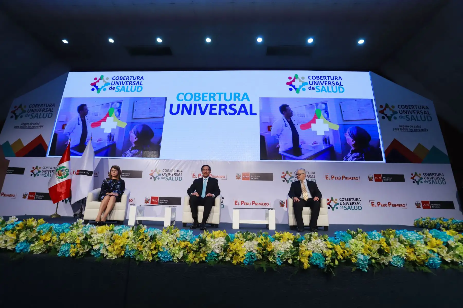 Presidente de la República, Martín Vizcarra Cornejo, junto a la ministra de Salud, Elizabeth Hinostroza Pereyra, presentan  la Cobertura Universal de Salud (CUS) para toda la población peruana.
Foto: ANDINA/ Prensa Presidencia