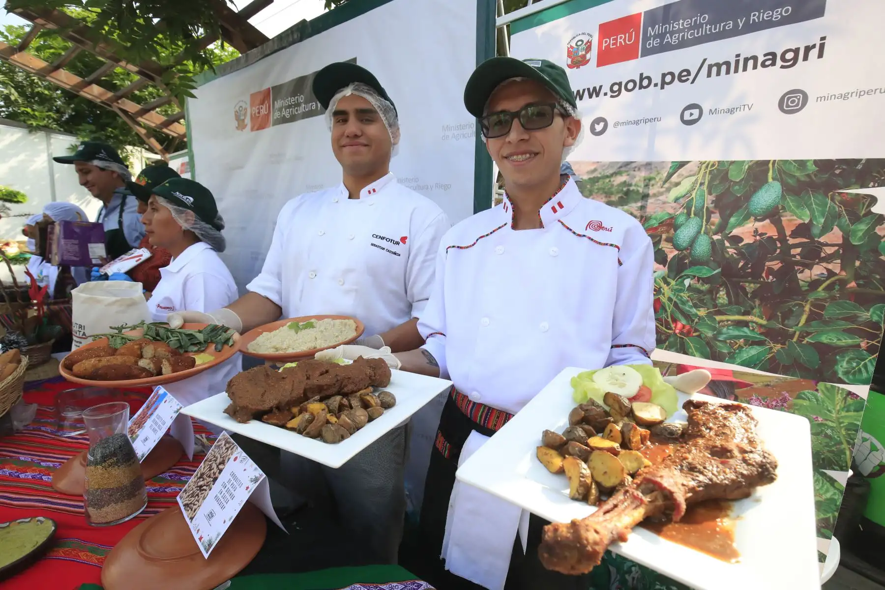El Ministerio de Agricultura y Riego (MinagriI) organiza feria navideña donde se exhiben alternativas de comida y diversos productos de todas las regiones del país en el distrito de Lince.

Foto:ANDINA / Juan Carlos Guzmán Negrini