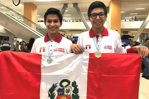 El escolar Mijaíl Gutiérrez Bustamante (der.) ganó la medalla de oro en el Olimpiada Matemática Rioplatense, realizada en Argentina. Foto: ANDINA/Difusión.