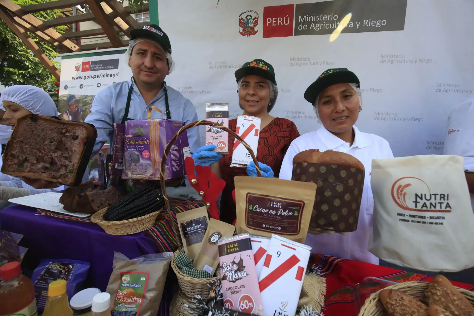El Ministerio de Agricultura y Riego (MinagriI) organiza feria navideña donde se exhiben alternativas de comida y diversos productos de todas las regiones del país en el distrito de Lince.

Foto:ANDINA / Juan Carlos Guzmán Negrini