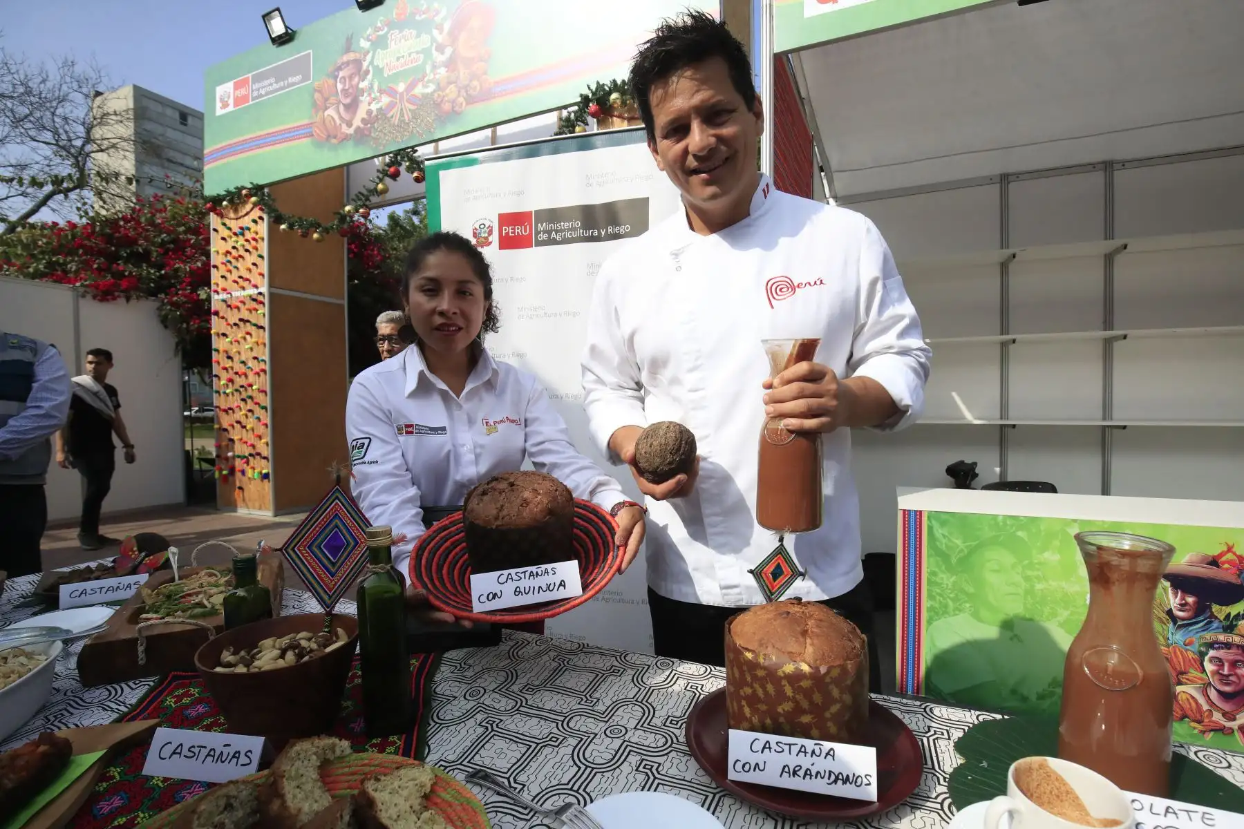 El Ministerio de Agricultura y Riego (MinagriI) organiza feria navideña donde se exhiben alternativas de comida y diversos productos de todas las regiones del país en el distrito de Lince.

Foto:ANDINA / Juan Carlos Guzmán Negrini