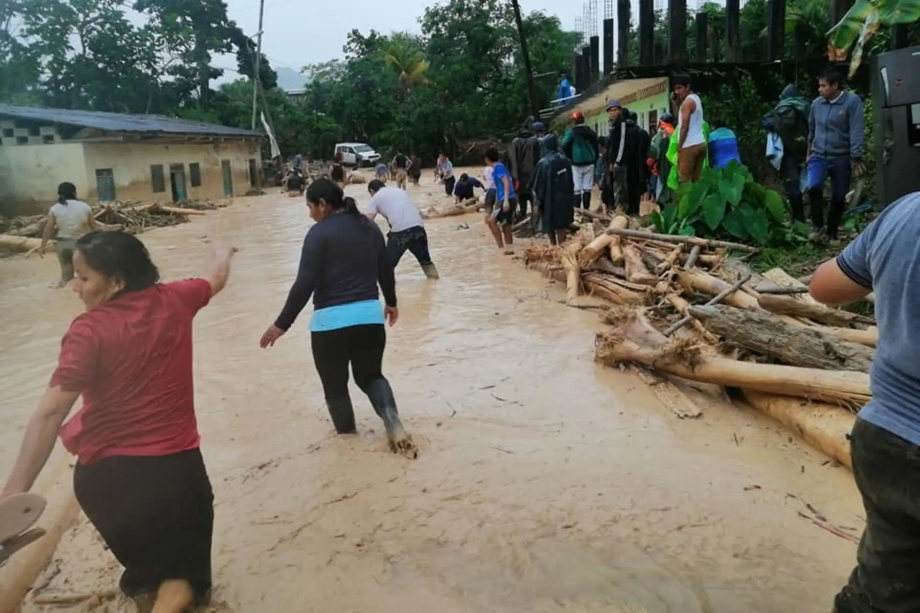 Lluvias intensas y desborde de ríos provocaron daños en 10 viviendas y dejaron más de 300 personas damnificadas y afectadas en el distrito de Uchiza, provincia de Tocache, San Martín.