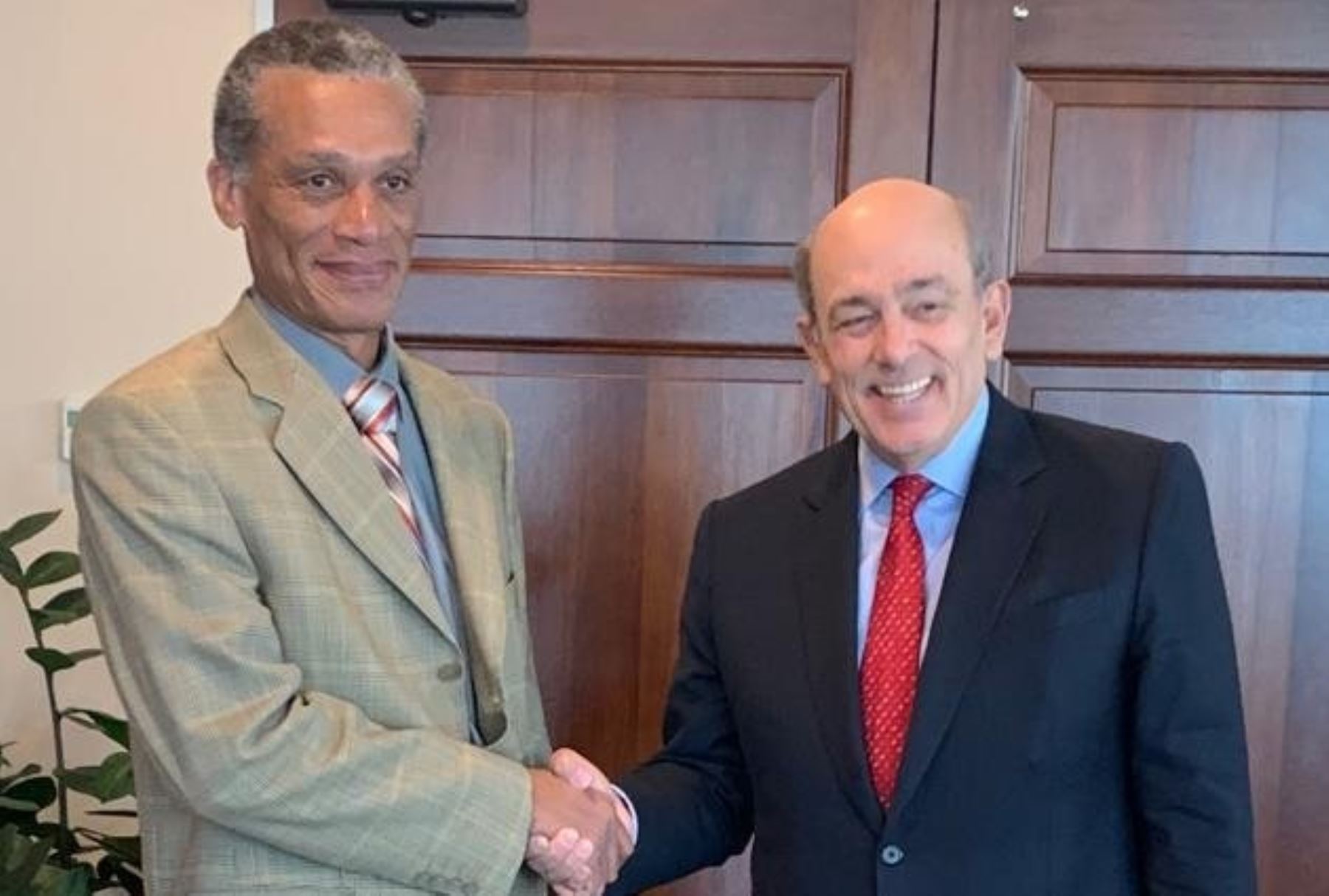 El candidato del Perú a la Secretaría General de la OEA, Emb. Hugo de Zela, se reunió en Trinidad y Tobago con el Canciller Dennis Moses. Foto: Twitter
