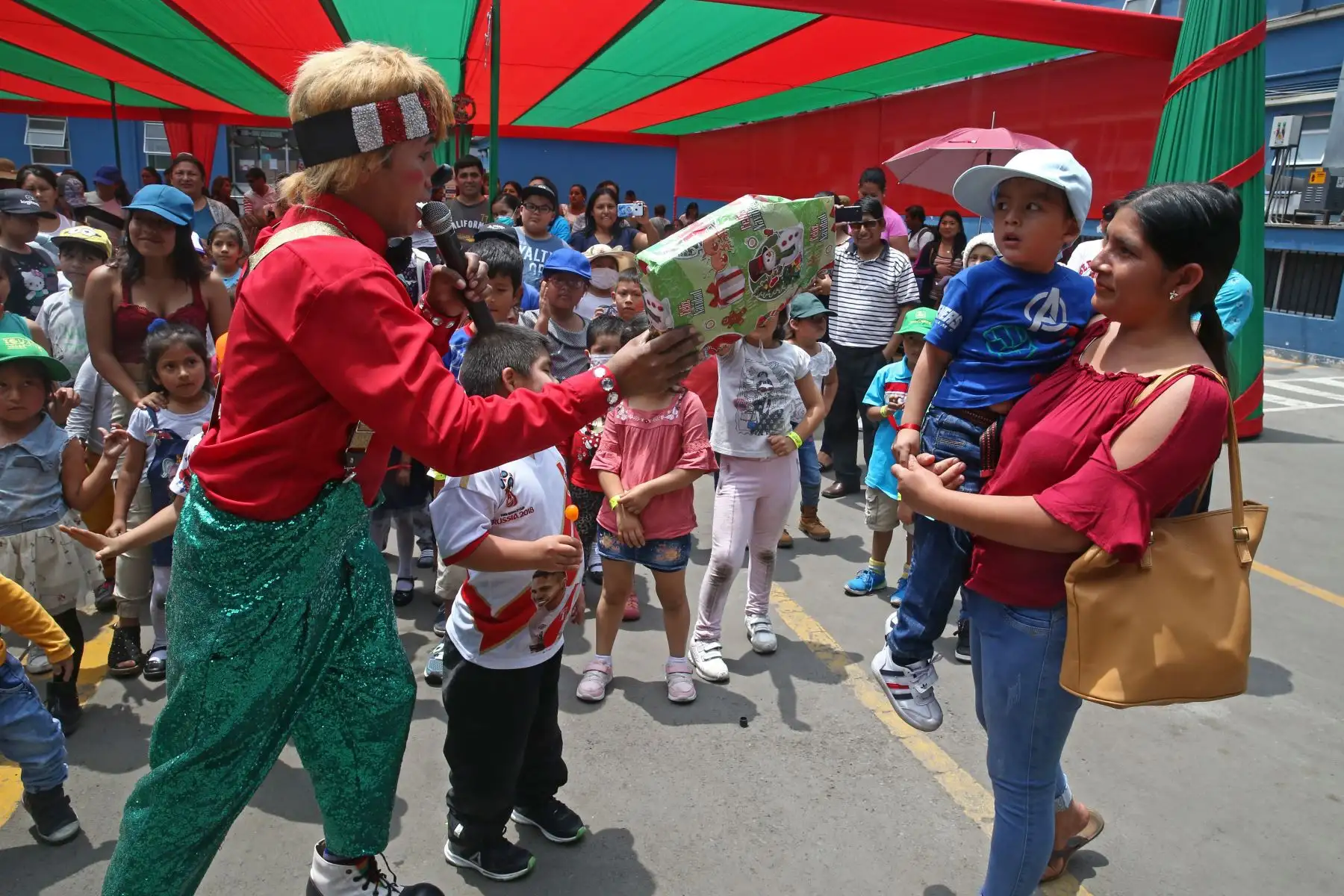 Niños de seguro Social de EsSalud, realizaron fiesta de navidad para llevar alegría a pequeños pacientes con enfermedades  Oncológicas del Hospital Nacional Guillermo Almenara de EsSalud.
Foto: ANDINA/ Vidal Tarqui