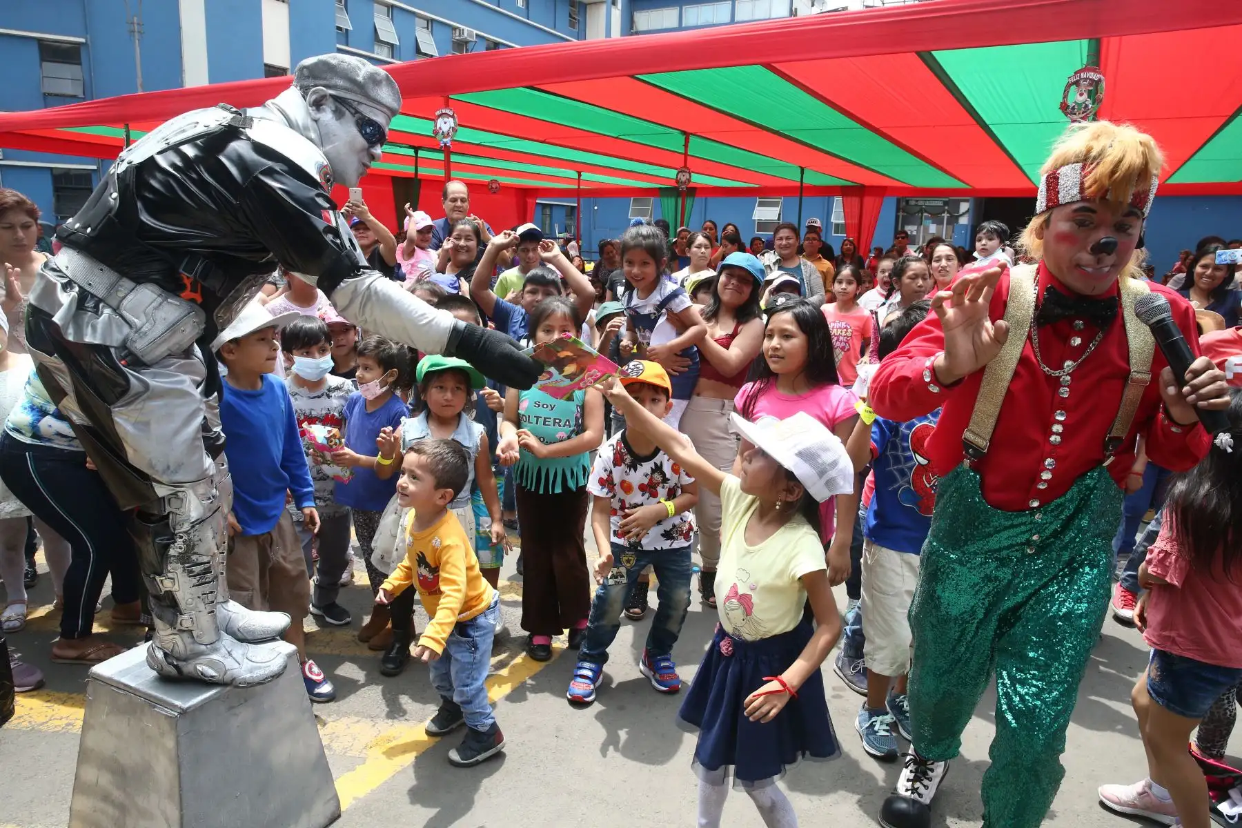 Niños de seguro Social de EsSalud, realizaron fiesta de navidad para llevar alegría a pequeños pacientes con enfermedades  Oncológicas del Hospital Nacional Guillermo Almenara de EsSalud.
Foto: ANDINA/ Vidal Tarqui