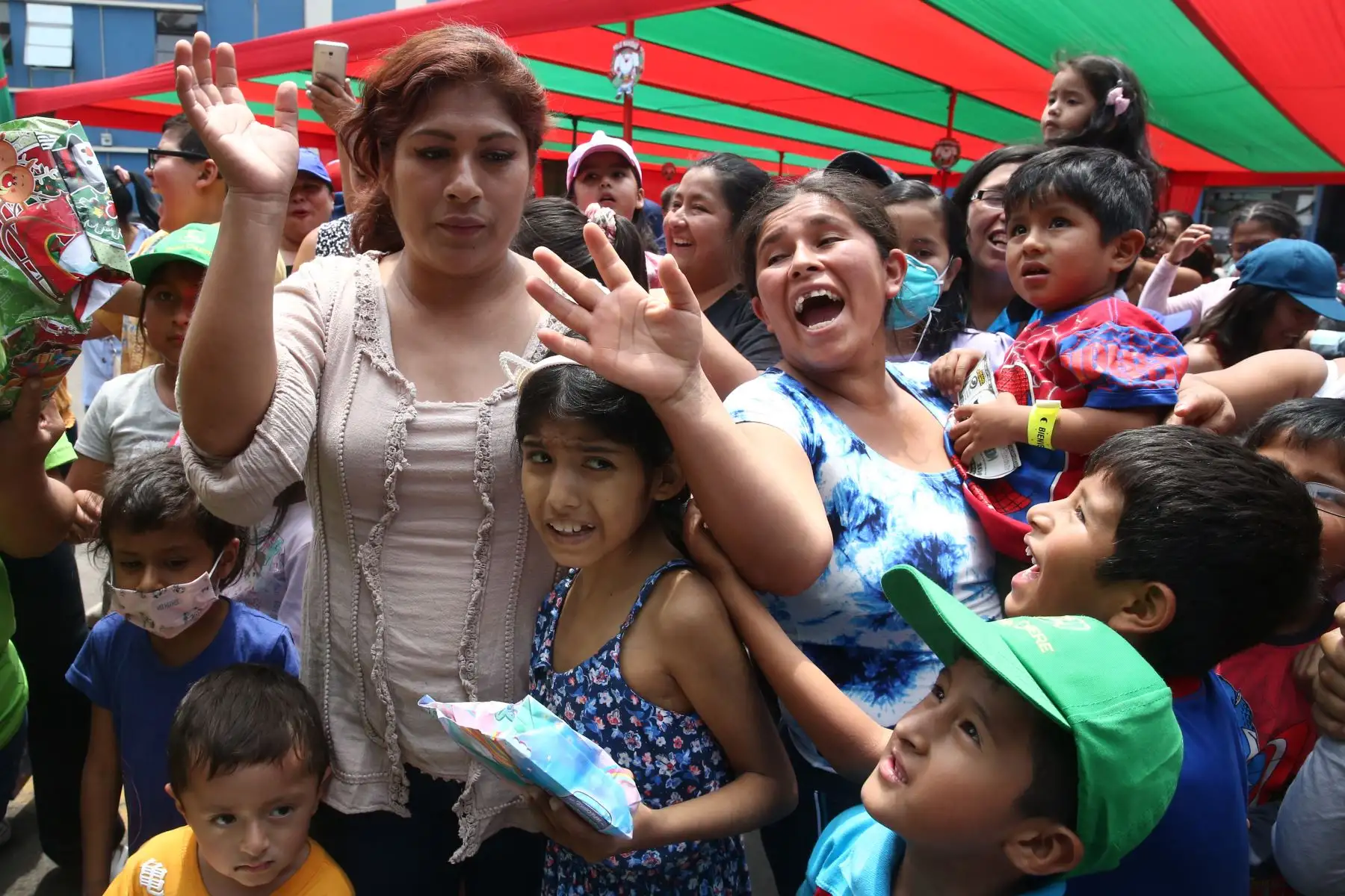 Niños de seguro Social de EsSalud, realizaron fiesta de navidad para llevar alegría a pequeños pacientes con enfermedades  Oncológicas del Hospital Nacional Guillermo Almenara de EsSalud.
Foto: ANDINA/ Vidal Tarqui
