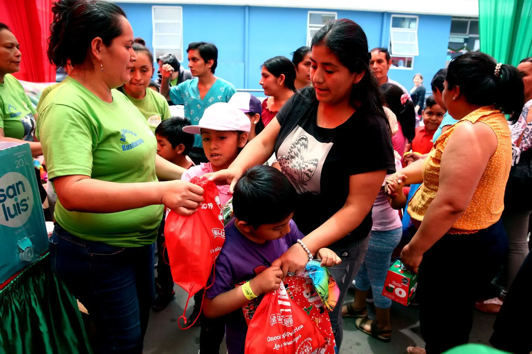 Niños de seguro Social de EsSalud, realizaron fiesta de navidad para llevar alegría a pequeños pacientes con enfermedades  Oncológicas del Hospital Nacional Guillermo Almenara de EsSalud.
Foto: ANDINA/ Vidal Tarqui