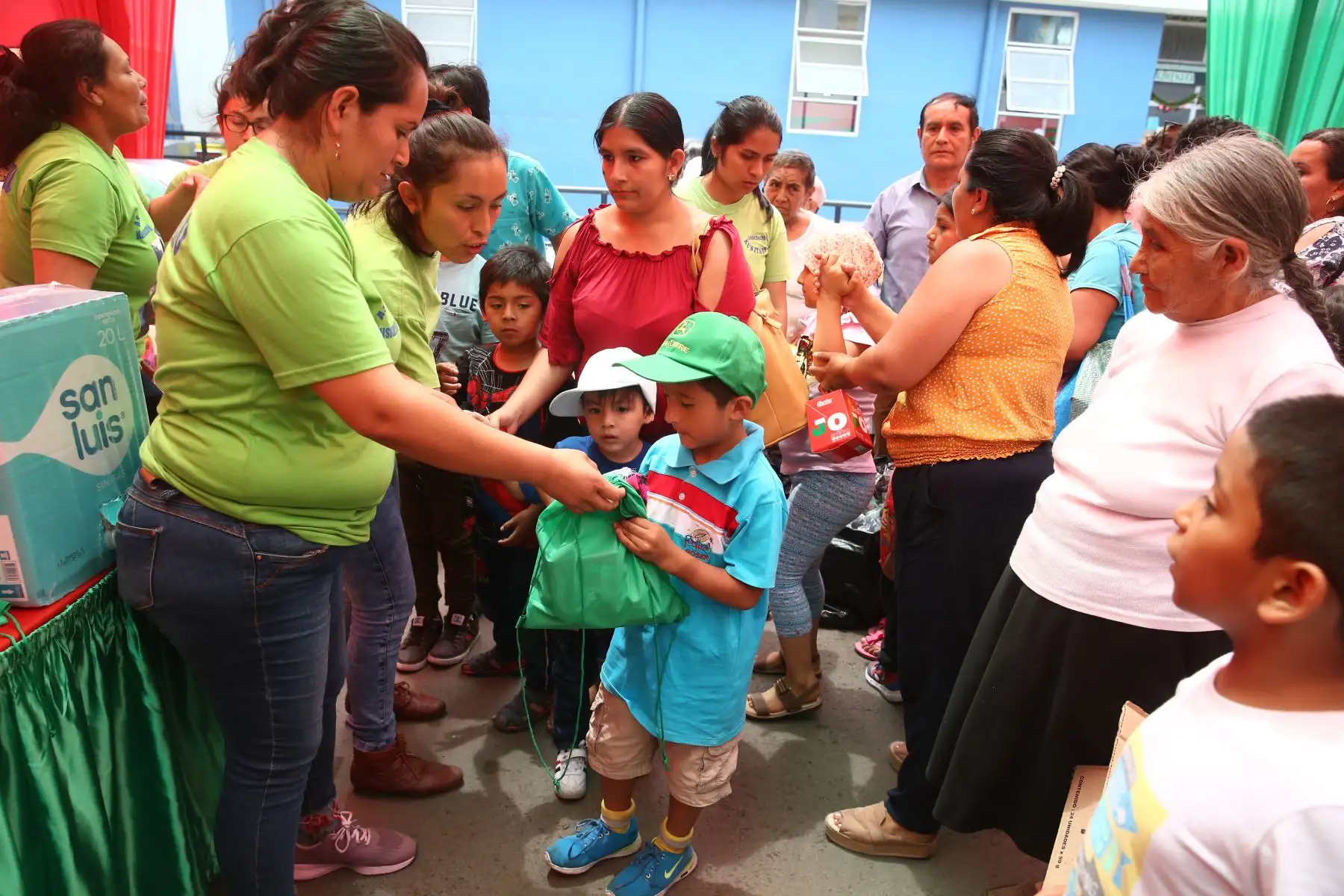 Niños de seguro Social de EsSalud, realizaron fiesta de navidad para llevar alegría a pequeños pacientes con enfermedades  Oncológicas del Hospital Nacional Guillermo Almenara de EsSalud.
Foto: ANDINA/ Vidal Tarqui