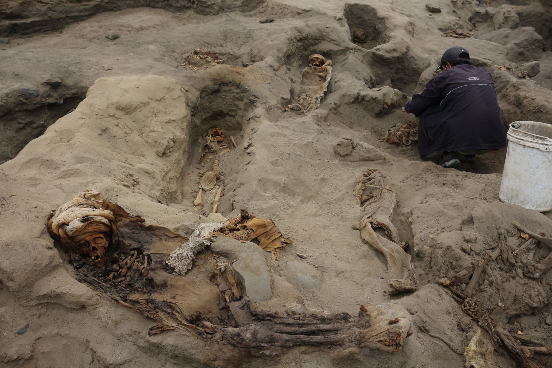 Un equipo de jóvenes arqueólogos peruanos participaron en el hallazgo del sacrificio y entierro masivo de niños de la cultura Chimú.