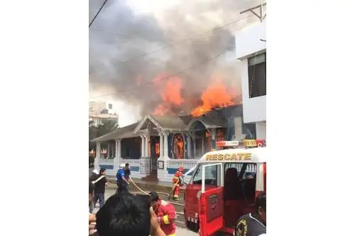 Voraz incendio destruyó la Casona Zoeger, ubicada en el distrito de Pimentel, región Lambayeque. Foto: ANDINA/Difusión