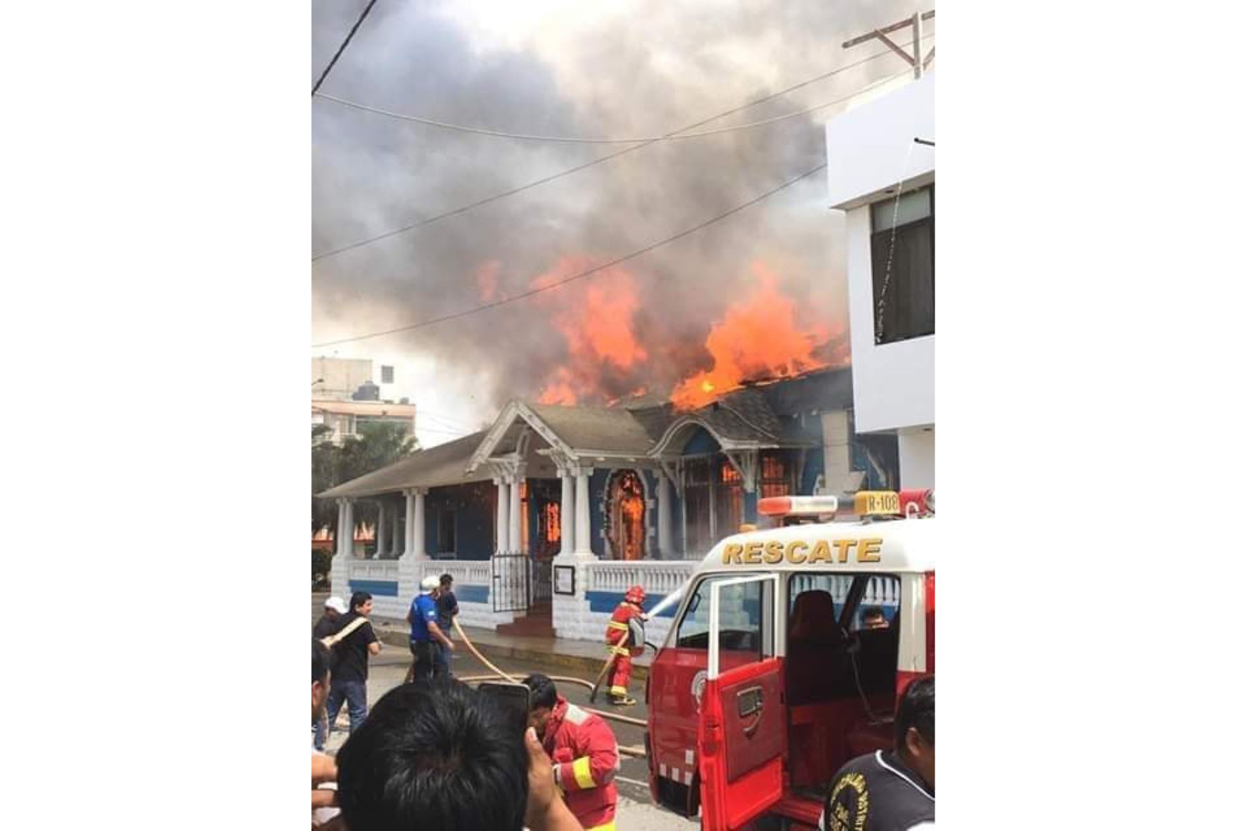 Voraz incendio destruyó la Casona Zoeger, ubicada en el distrito de Pimentel, región Lambayeque. Foto: ANDINA/Difusión