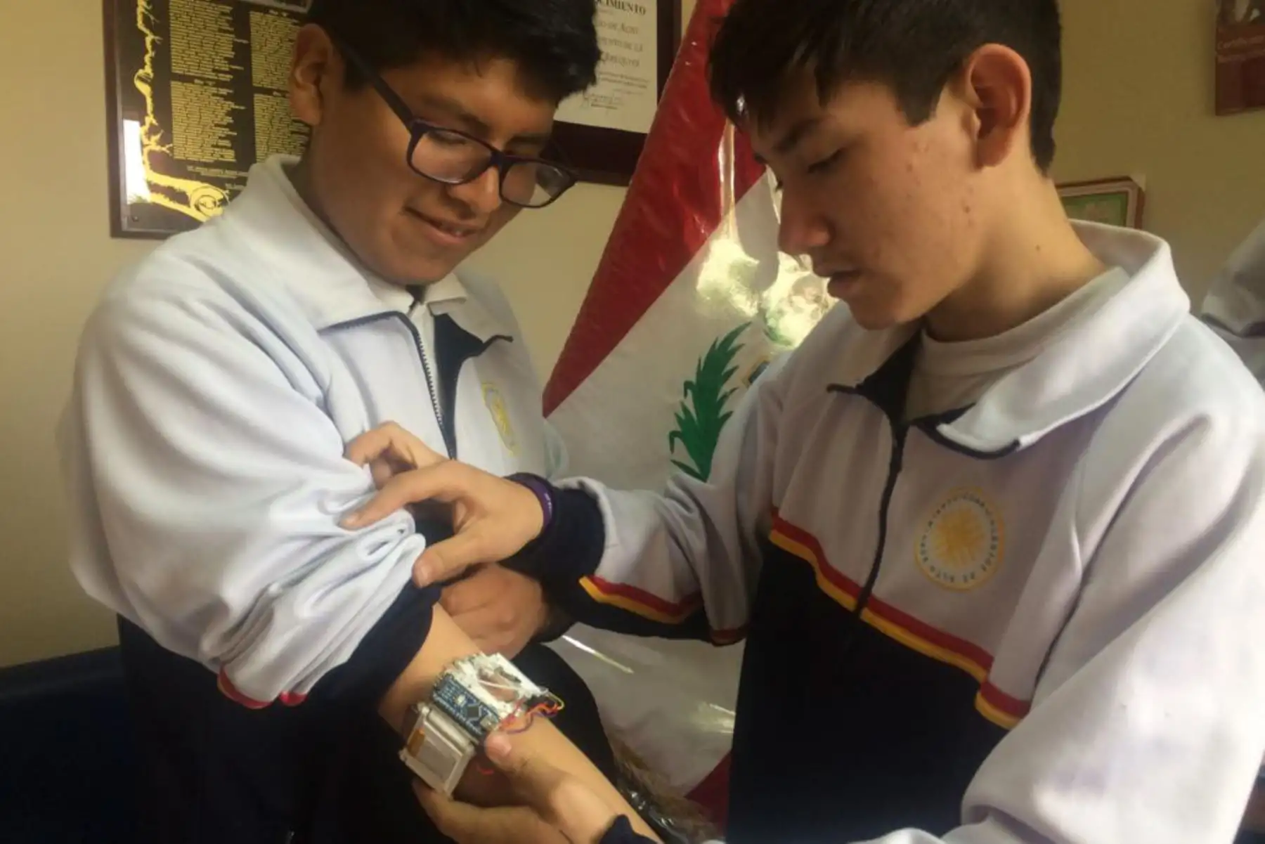 Estudiantes del Coar Arequipa inventaron un medidor de pulso cardiaco, que podría ayudar a reducir accidentes de tránsito en las carreteras.