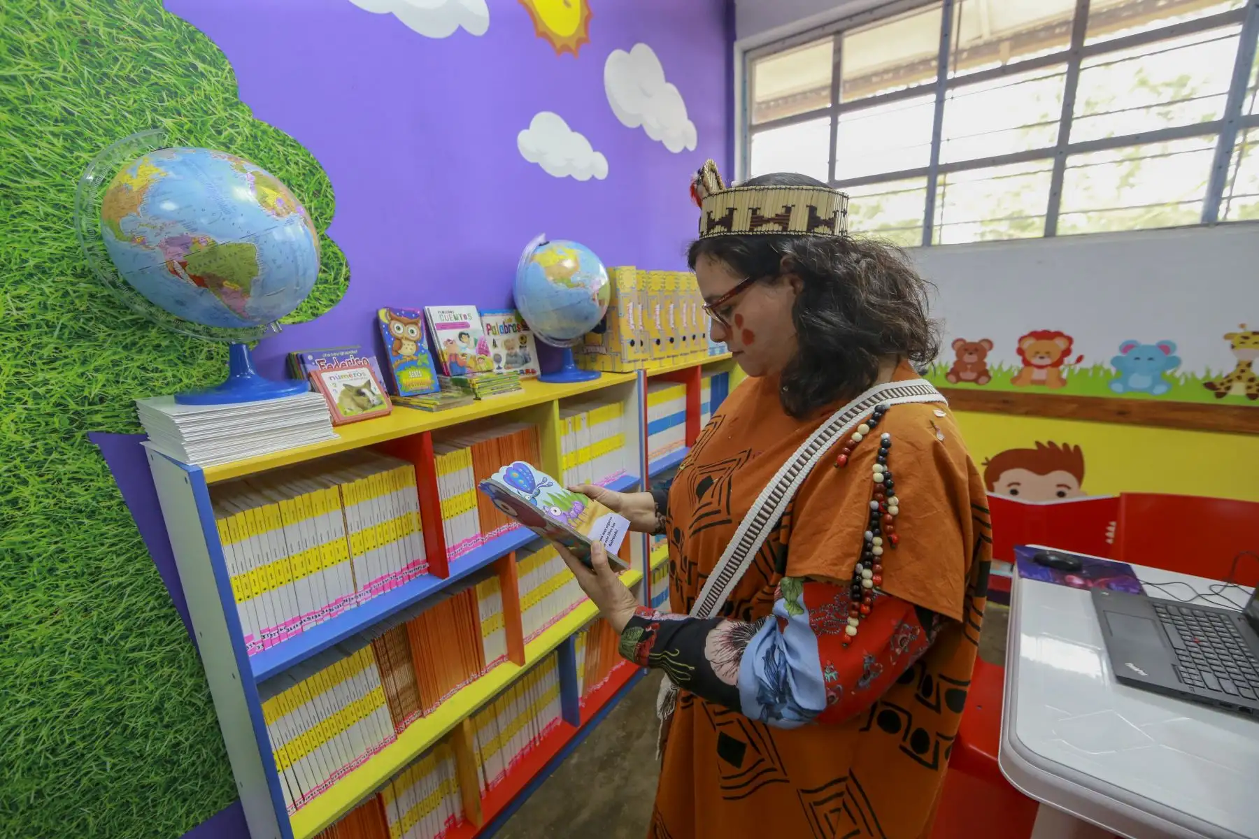 Primera Dama, Maribel Díaz gestionó entrega de bibliotecas a institución educativa en comunidad nativa en Mazamari.
Foto: ANDINA/ Prensa Presidencia