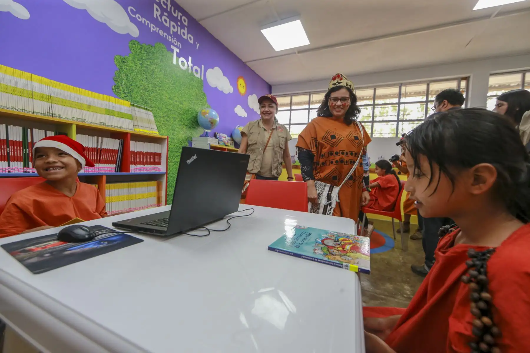 Primera Dama, Maribel Díaz gestionó entrega de bibliotecas a institución educativa en comunidad nativa en Mazamari.
Foto: ANDINA/ Prensa Presidencia