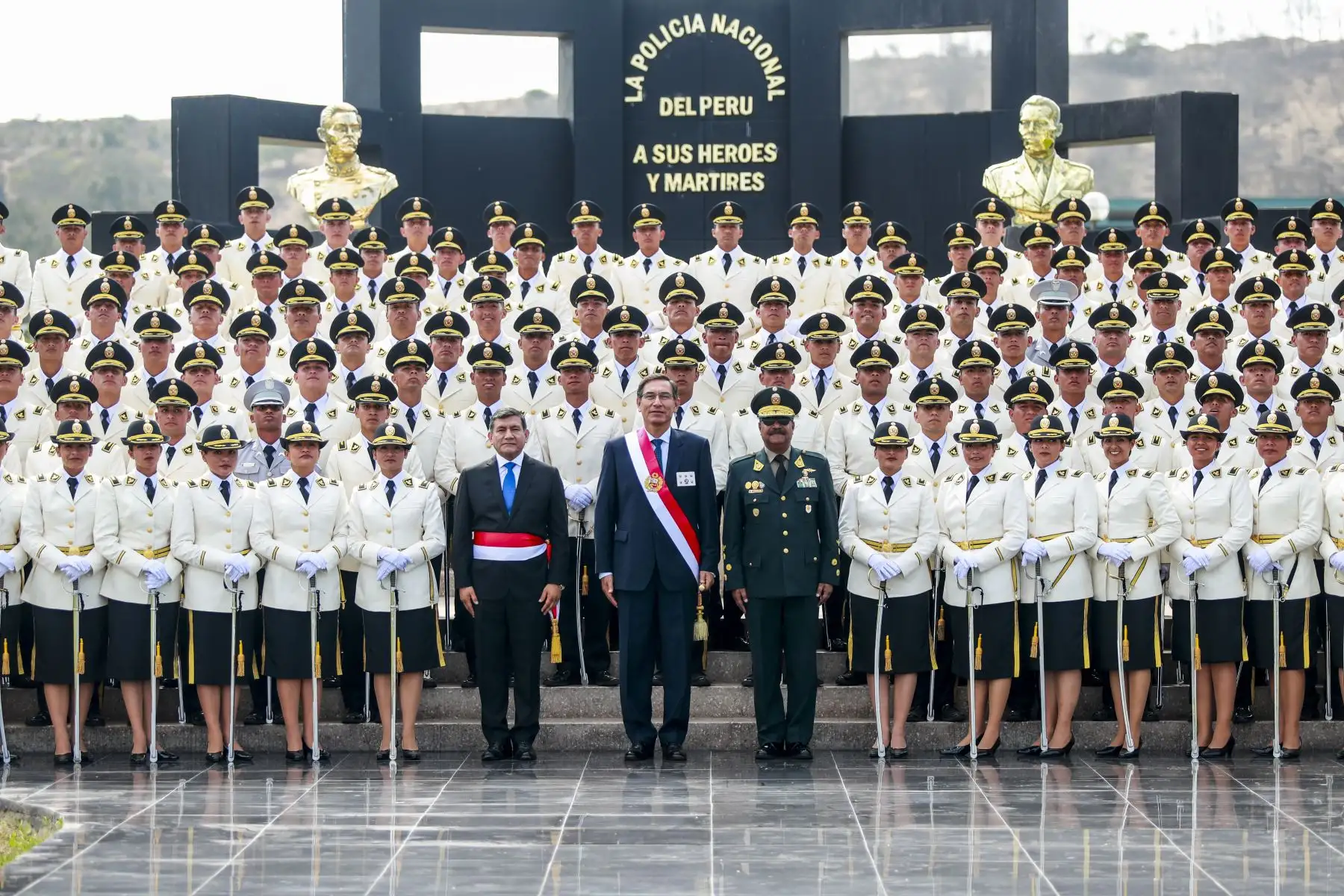 El presidente de la República,Martín Vizcarra, paticipó de la ceremonia de clausura del año académico y graduación de 164 alféreces promoción 2020 “Comandante PNP Felipe Carmelo Andrade Arroyo”, de la escuela de oficiales de la Policía Nacional del Perú.
Foto: ANDINA/ Prensa Presidencia