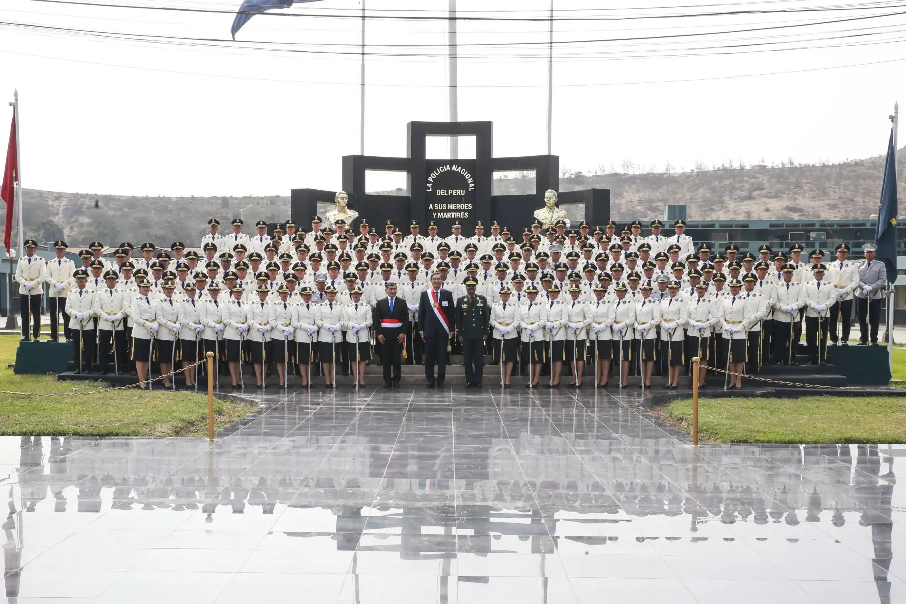 El presidente de la República,Martín Vizcarra, paticipó de la ceremonia de clausura del año académico y graduación de 164 alféreces promoción 2020 “Comandante PNP Felipe Carmelo Andrade Arroyo”, de la escuela de oficiales de la Policía Nacional del Perú.
Foto: ANDINA/ Prensa Presidencia