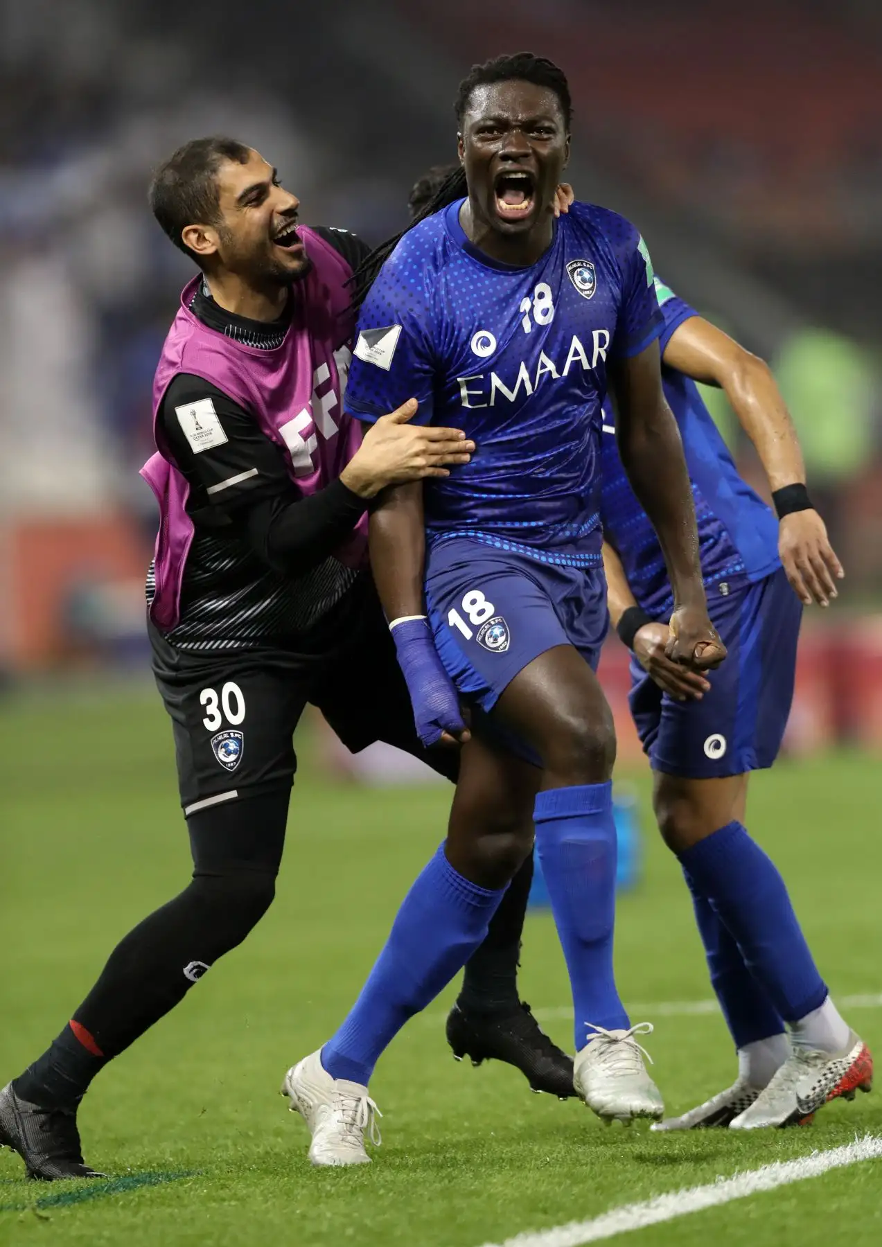 El portero suplente de Hilal, Mohammed al-Waked (L) celebra con el delantero Bafetimbi Gomis (R) después de que este último anotara contra Esperance durante el partido de fútbol de cuartos de final de la Copa Mundial de Clubes de la FIFA 2019 entre Hilal y Esperance de Tunis.
Foto: AFP