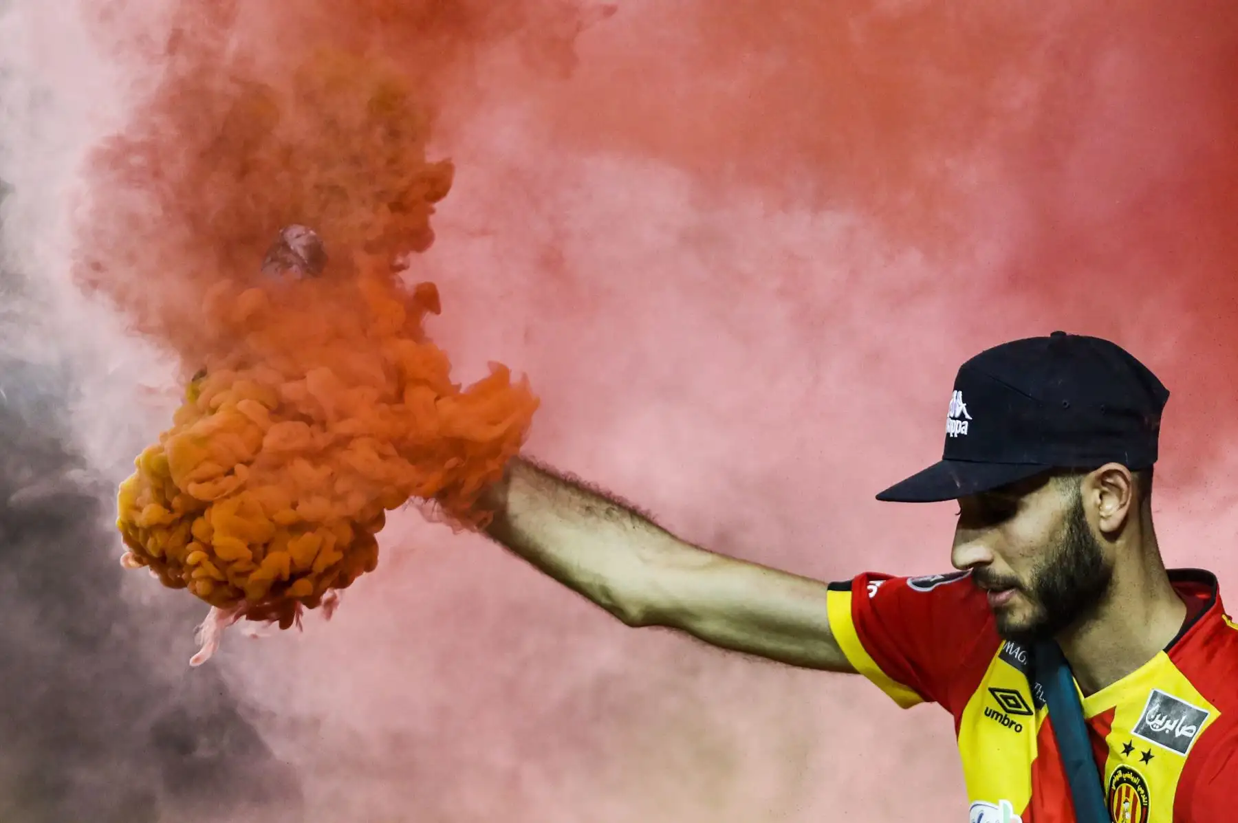 Los fanáticos de Esperance encienden bengalas mientras animan a su equipo durante el partido de fútbol de cuartos de final de la Copa Mundial de Clubes de la FIFA 2019 entre Hilal y Esperance de Tunis.
Foto: AFP