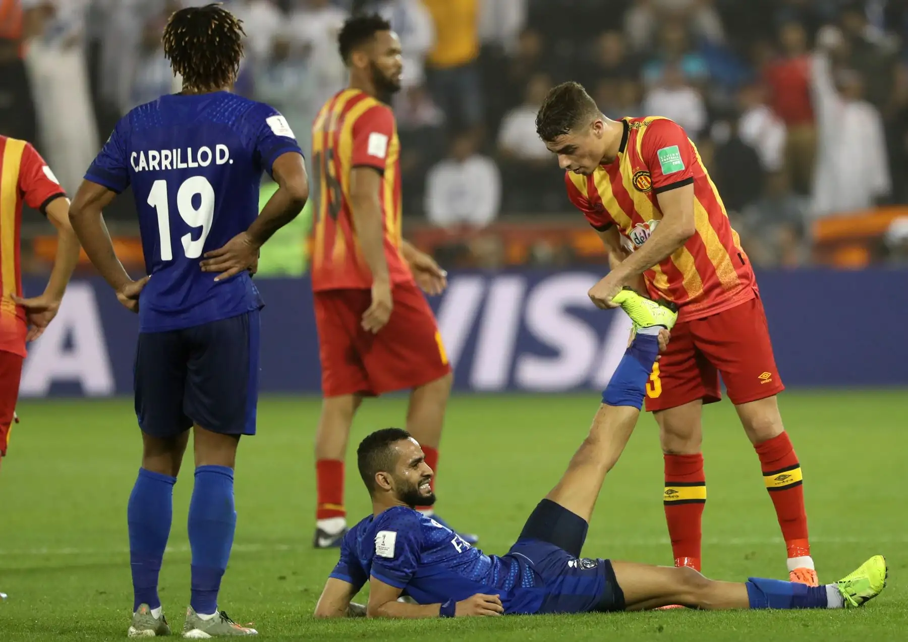 El defensor de Esperance, Ilyes Chetti (R), estira el pie del defensor de Hilal Mohammed al-Breik (parte inferior) durante el partido de fútbol de cuartos de final de la Copa Mundial de Clubes de la FIFA 2019 entre Hilal y Esperance de Tunis.
Foto: AFP