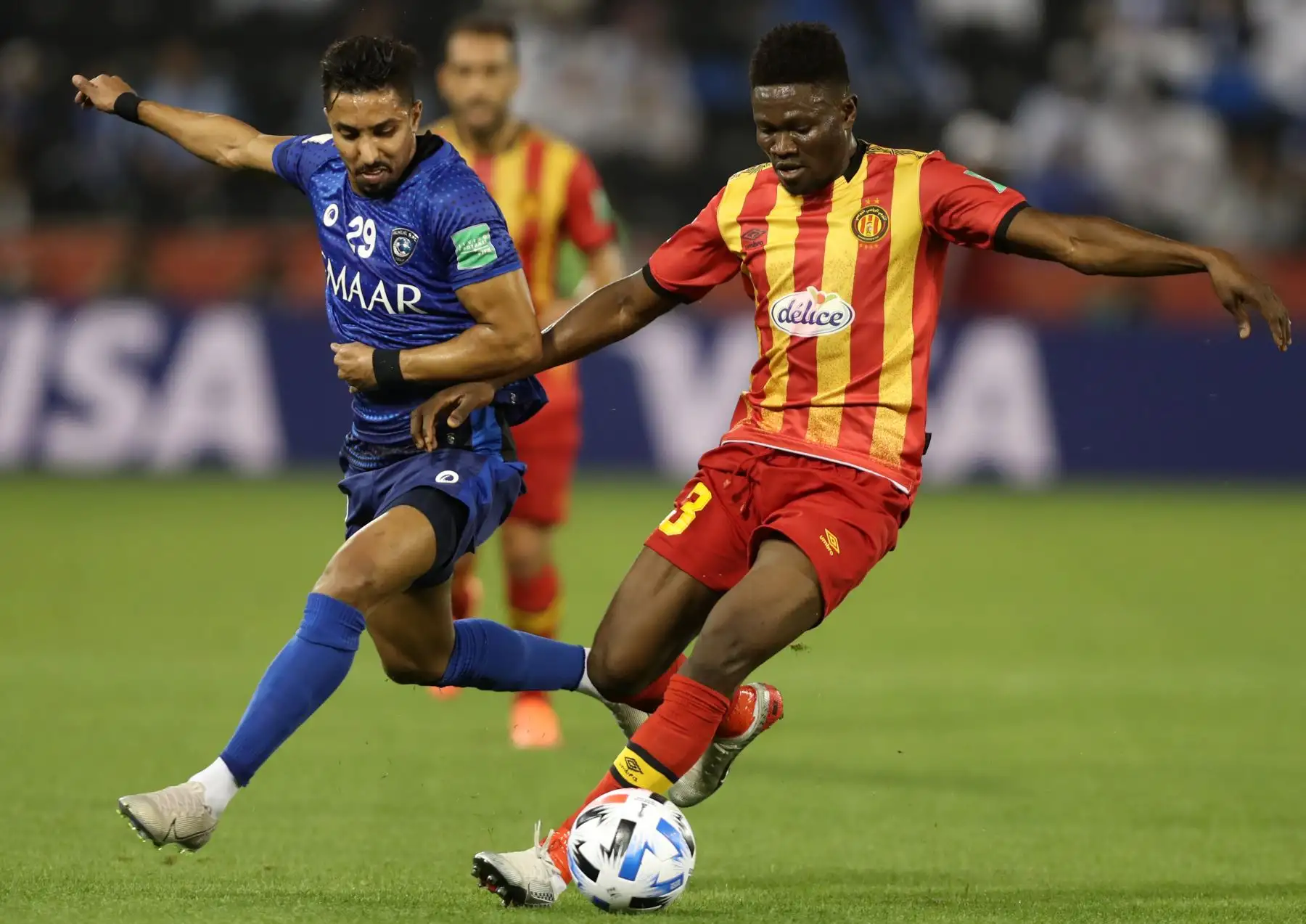 El centrocampista de Hilal Salem al-Dawsari (L) compite por el balón contra el centrocampista de Esperance Kwame Bonsu (R) durante el partido de fútbol de cuartos de final de la Copa Mundial de Clubes de la FIFA 2019 entre Hilal y Esperance de Tunis.
Foto: AFP