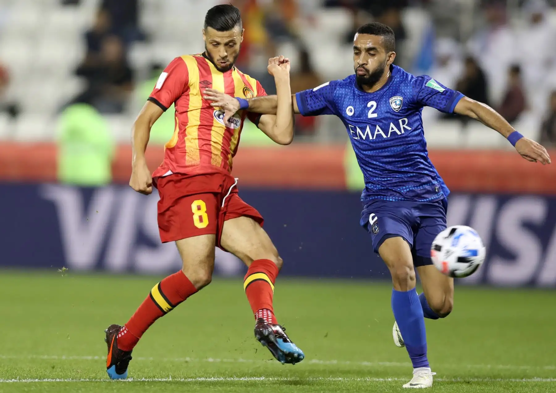 El delantero de Esperance, Anice Badri (L) compite por el balón contra el defensor de Hilal, Mohammed al-Breik (R) durante el partido de fútbol de cuartos de final de la Copa Mundial de Clubes de la FIFA 2019 entre Hilal y Esperance de Tunis.
Foto: AFP